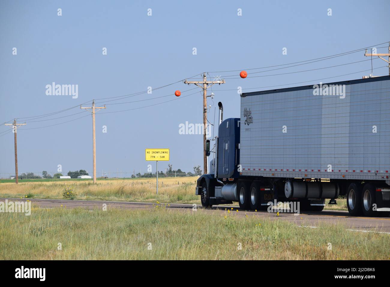 Semi-Truck-Fahren auf einer ländlichen Autobahn in den Ebenen des östlichen Colorado - August 2021 Stockfoto