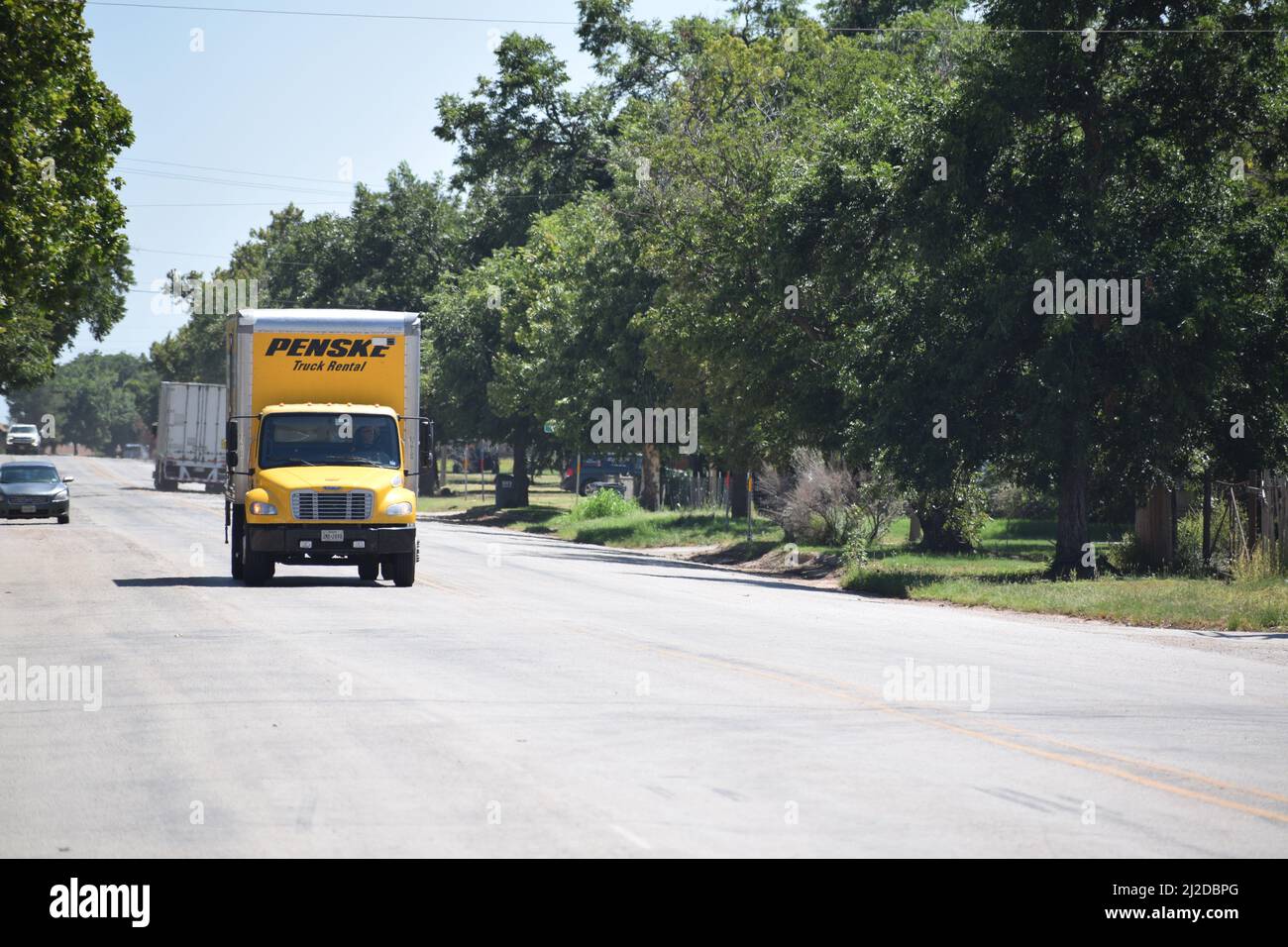 Yellow Penske Truck Rental Box Truck fährt nach Norden durch Rule Texas - August 2021 Stockfoto