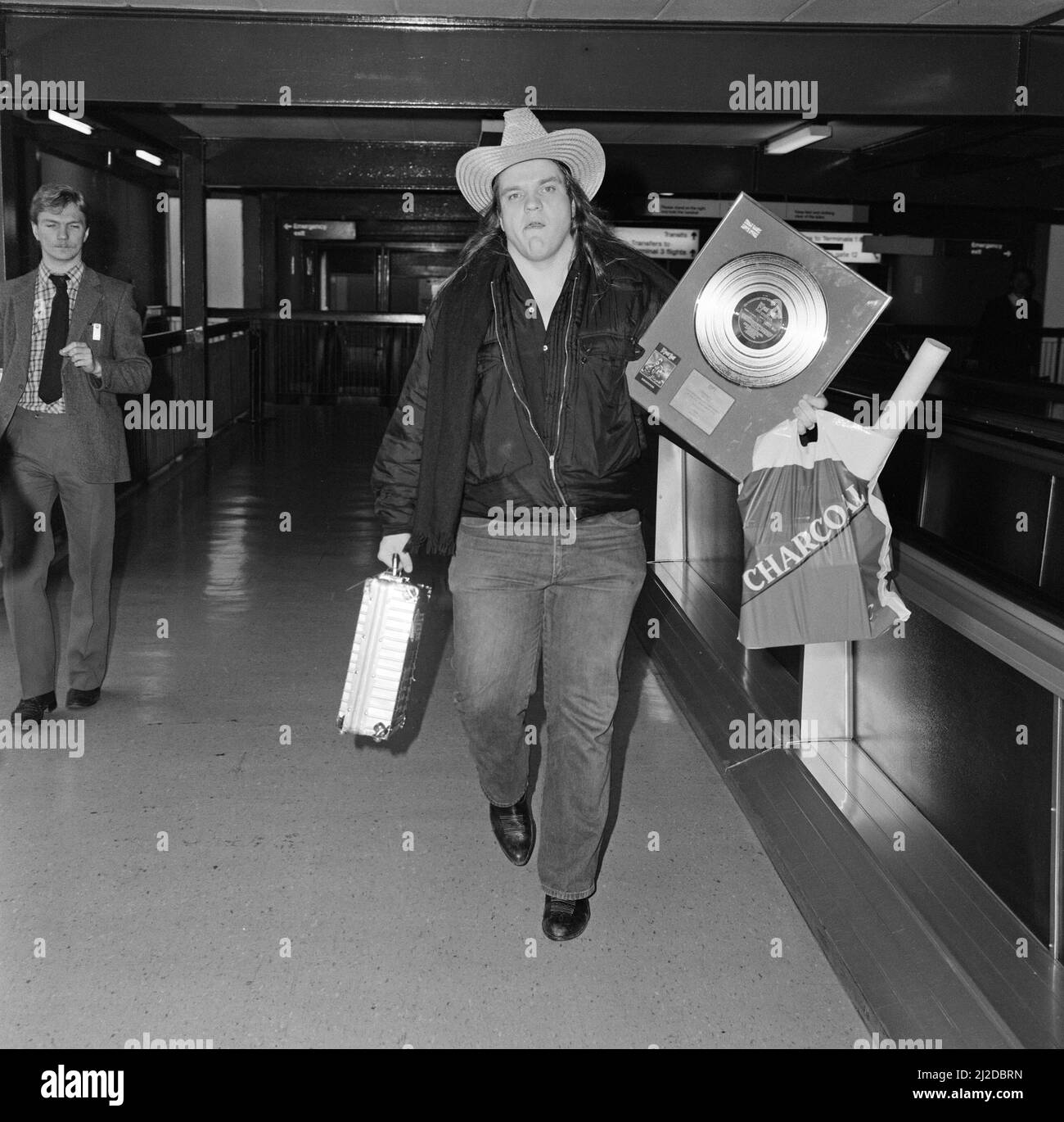 Popsänger Meat Loaf verlässt den Flughafen Heathrow nach New York. Er war in diesem Land auf Tournee. 28.. Februar 1985. Stockfoto
