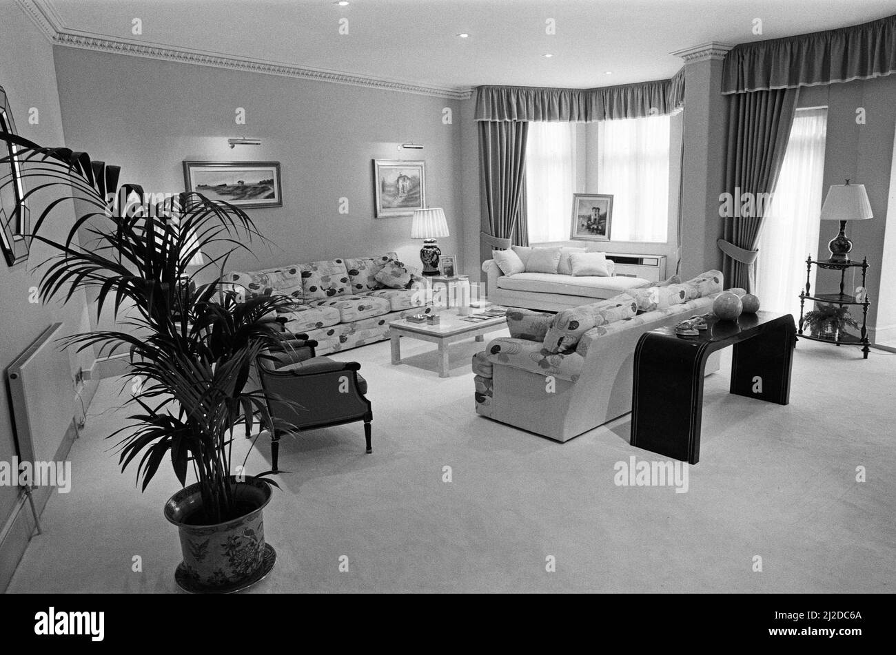 Eine Wohnung in Knightsbridge, die gerade für £1.750.000 verkauft wurde. Die Maisonette-Wohnung mit fünf Schlafzimmern verfügt über fünf Badezimmer, einen Whirlpool und einen Fernseher mit Video in jedem Zimmer. 13.. August 1986. Stockfoto