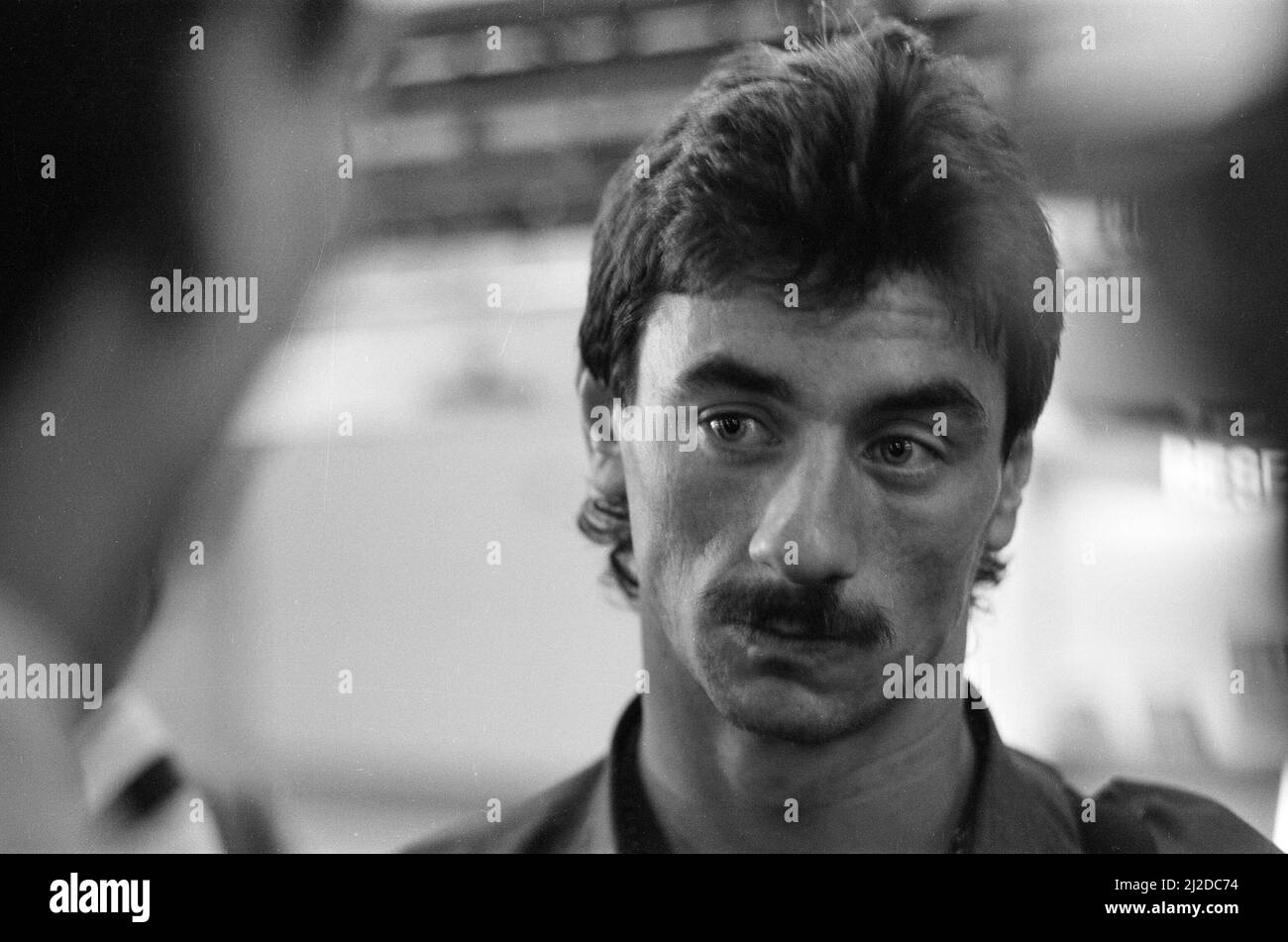 Liverpool Football Club kehrt nach Hause zurück. Tag nach der Katastrophe im Heysel-Stadion, bei der 39 Fußballfans ums Leben kamen. Ein emotionaler Ian Rush, aufgenommen am Flughafen Liverpool. 30. Mai 1985. Stockfoto