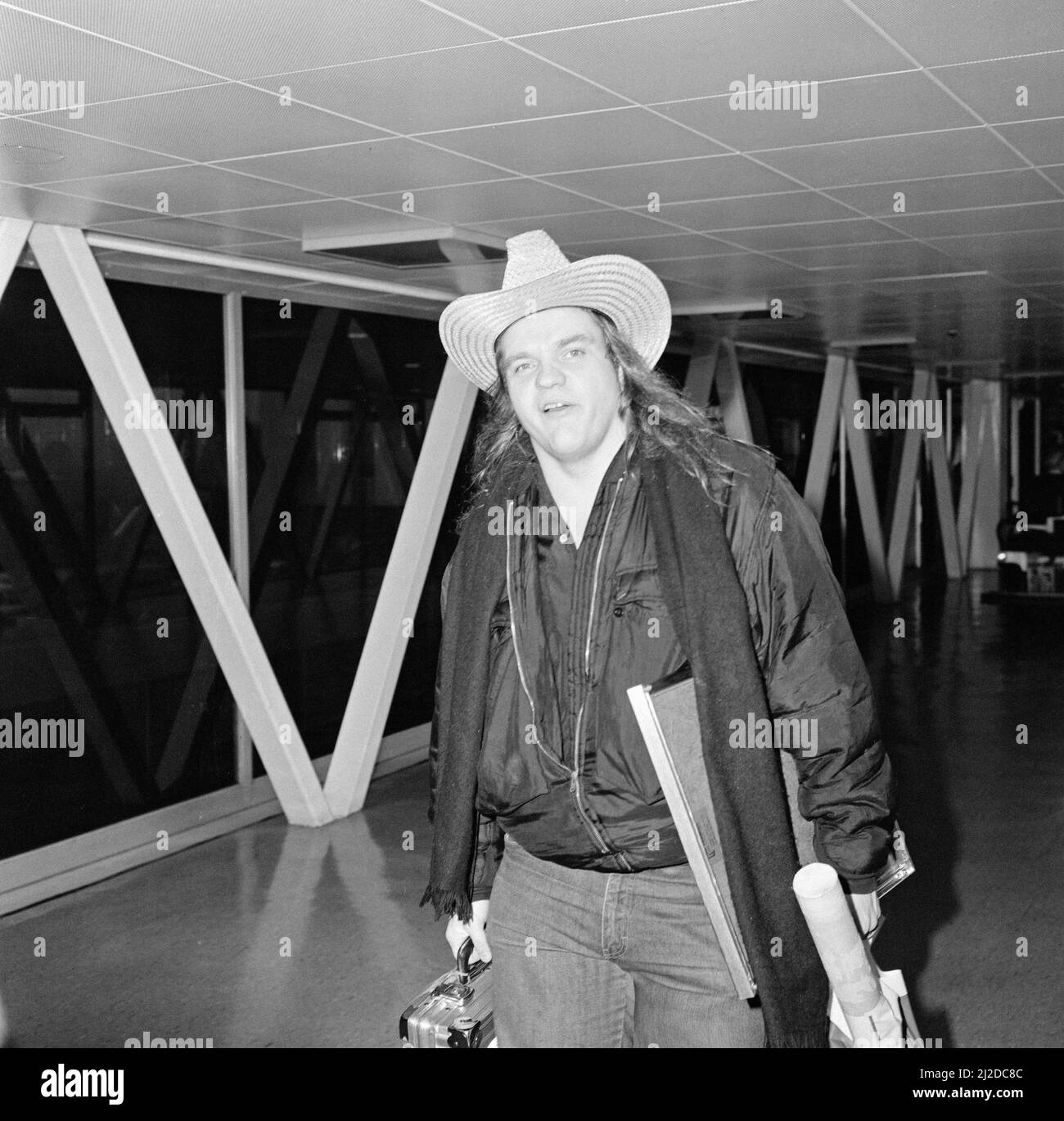 Popsänger Meat Loaf verlässt den Flughafen Heathrow nach New York. Er war in diesem Land auf Tournee. 28.. Februar 1985. Stockfoto