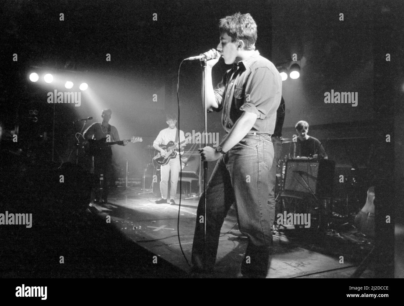 Terry Hall und The Colorfield spielten auf der Bühne des Coventry Lanchester Polytechnic bei der Veranstaltung „Cov Aid“, um hungernde Kinder in Afrika zu ernähren. Es war das Debüt in der Heimatstadt des Colorfield. 15 Bands aus der Region Coventry spielten jeweils einen 20-minütigen Satz in der sechseinhalbstündigen Feier. Sie wechselten zwischen zwei Hallen und spielten vor mehr als 800 begeisterten Pop-Fans. Die Veranstaltung brachte mehr als 3.200 Menschen für den Krieg gegen den Hunger in Äthiopien und im Sudan zur Sprache. 21.. Oktober 1985 Stockfoto