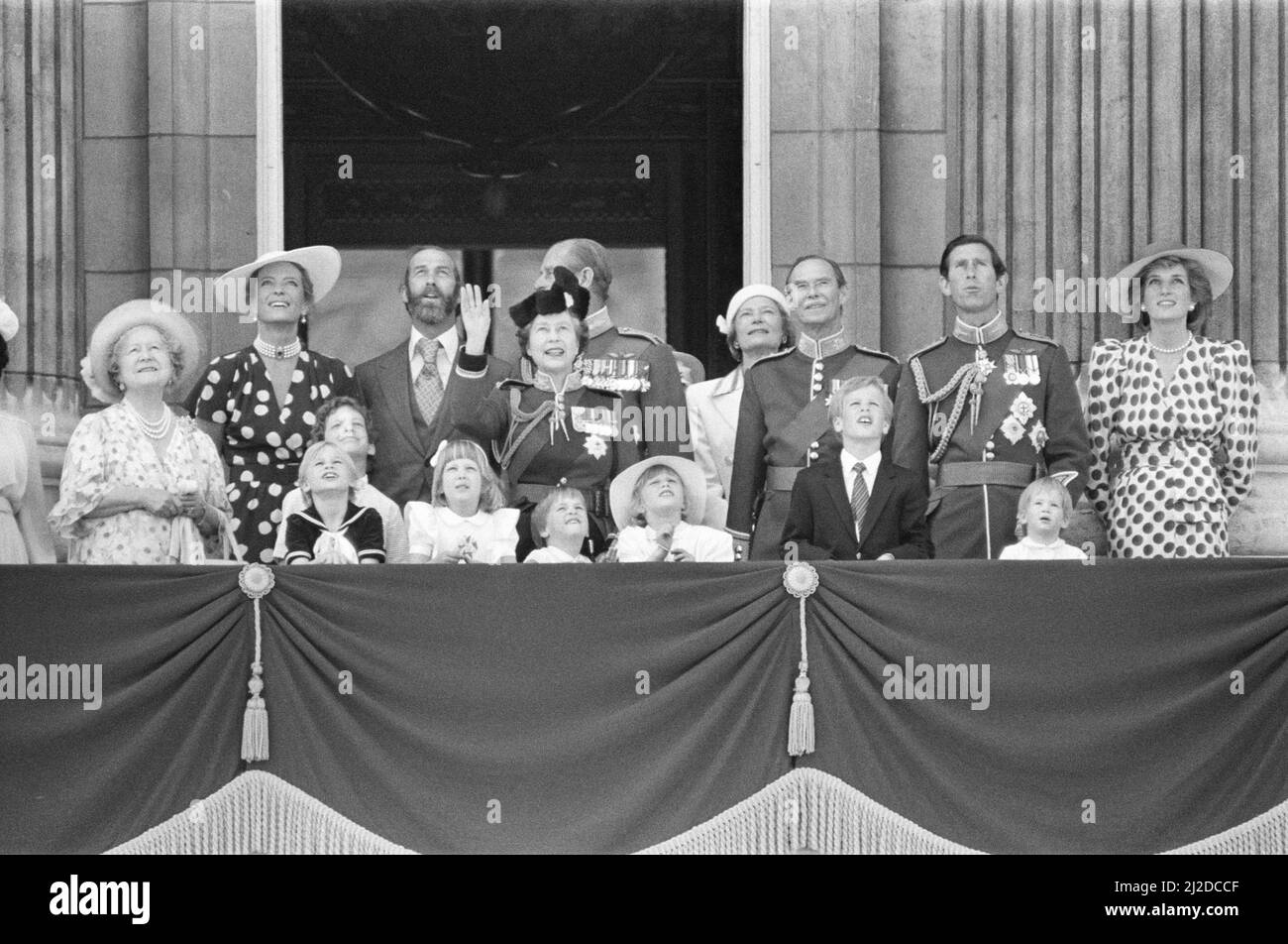 Die königliche Familie versammelt sich auf dem Balkon des Buckingham Palace zur Trooping of the Colour Ceremony. Von links nach rechts: Die Königin Mutter, Prinzessin Michael von Kent, Prinz Michael von Kent, Königin Elizabeth II., Prinz Philip, der Herzog von Edinbugh, Prinz Charles, Prinzessin Diana. Vorne sind Peter und Zara Phillips im Hut (links von Prinz Harry) und Prinz William vor der Königin. Bild aufgenommen am 14.. Juni 1986 Stockfoto