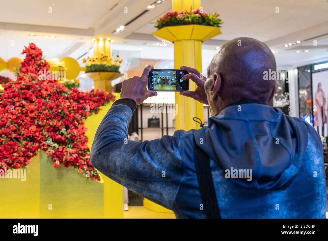 Usa. 31. März 2022. 2022 jährliche Macy's Flower Show am Herald Square. Das diesjährige Thema sind Düfte von Blumen. Die Frühjahrsshow zieht Tausende von Menschen an, von denen viele in den Laden gehen und Waren kaufen. Viele Menschen fotografieren Blumen, fotografieren Freunde und Familienmitglieder, machen Selfies und berühren sogar Blumen, um zu überprüfen, ob sie real und nicht künstlich sind. (Bild: © Lev Radin/Pacific Press via ZUMA Press Wire) Stockfoto