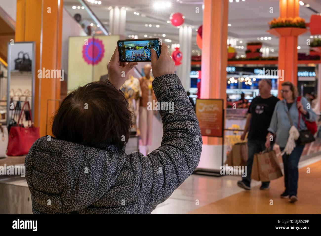 Usa. 31. März 2022. 2022 jährliche Macy's Flower Show am Herald Square. Das diesjährige Thema sind Düfte von Blumen. Die Frühjahrsshow zieht Tausende von Menschen an, von denen viele in den Laden gehen und Waren kaufen. Viele Menschen fotografieren Blumen, fotografieren Freunde und Familienmitglieder, machen Selfies und berühren sogar Blumen, um zu überprüfen, ob sie real und nicht künstlich sind. (Bild: © Lev Radin/Pacific Press via ZUMA Press Wire) Stockfoto