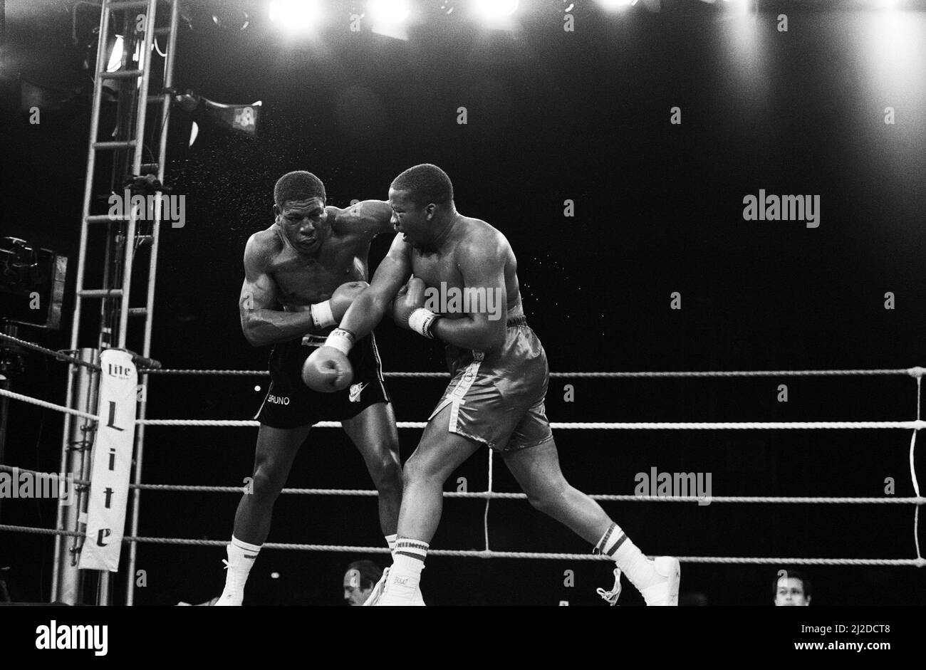 Tim Witherspoon gegen Frank Bruno im Wembley Stadium. Dies war Witherspoons erste Titelverteidigung, bei der er in Runde 11 mit einem späten TKO erfolgreich verteidigte.(Bild) Witherspoon und Bruno tauschen Schläge aus. 19.. Juli 1986 Stockfoto