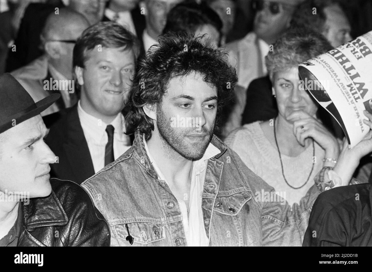 Tim Witherspoon gegen Frank Bruno im Wembley Stadium. Dies war Witherspoons erste Titelverteidigung, bei der er sich in Runde 11 mit einem späten TKO erfolgreich verteidigte.(Bild) Bob Geldof beobachtete die Aktion mit Frank Warren im Hintergrund. 19.. Juli 1986 Stockfoto