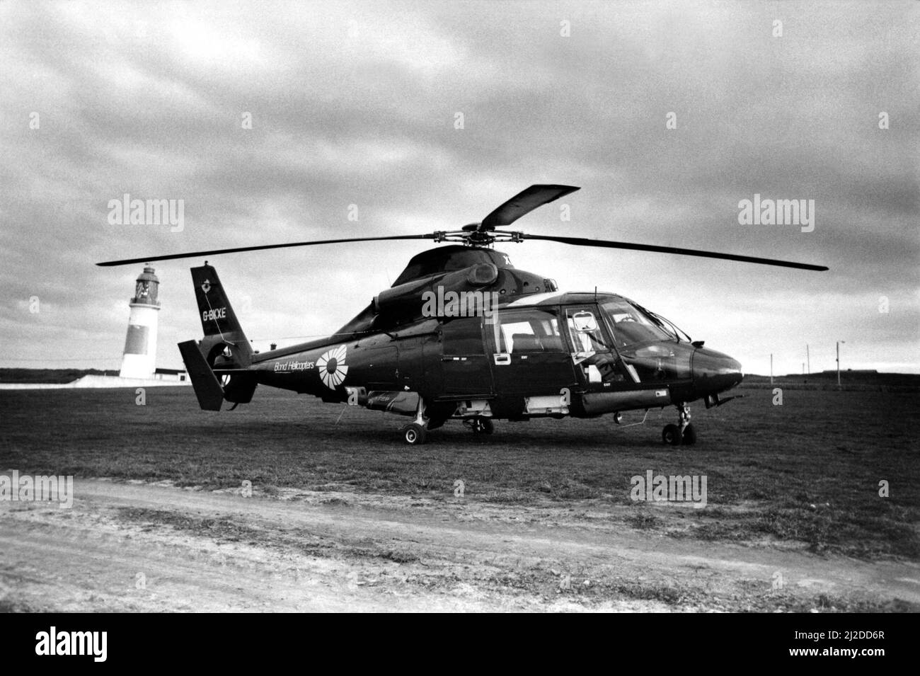 Ein Hubschrauber der Aerospatiale Dauphin II (Eurocopter Dauphin), aufgenommen in der Nähe des Souter Lighthouse auf den Klippen von Marsden, South Shields. Das von Bond Helicopters betriebene Flugzeug hatte Ölbohrer befördert, als es nach fast leerdem Treibstoff eine dramatische Landung durchführen musste. Der Pilot schaffte es, mit nur 15 Fuß zu ersparen, als die acht verängstigten Passagiere ansahen. 28/03/1985 Stockfoto