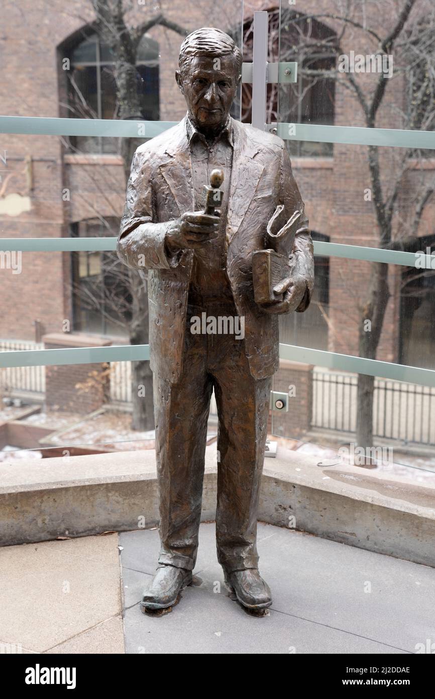 Eine Statue des Sportpersönlichkeitsjournalisten Sid Hartman im Target Field Donnerstag, 31. März 2022, in Minneapolis. Stockfoto