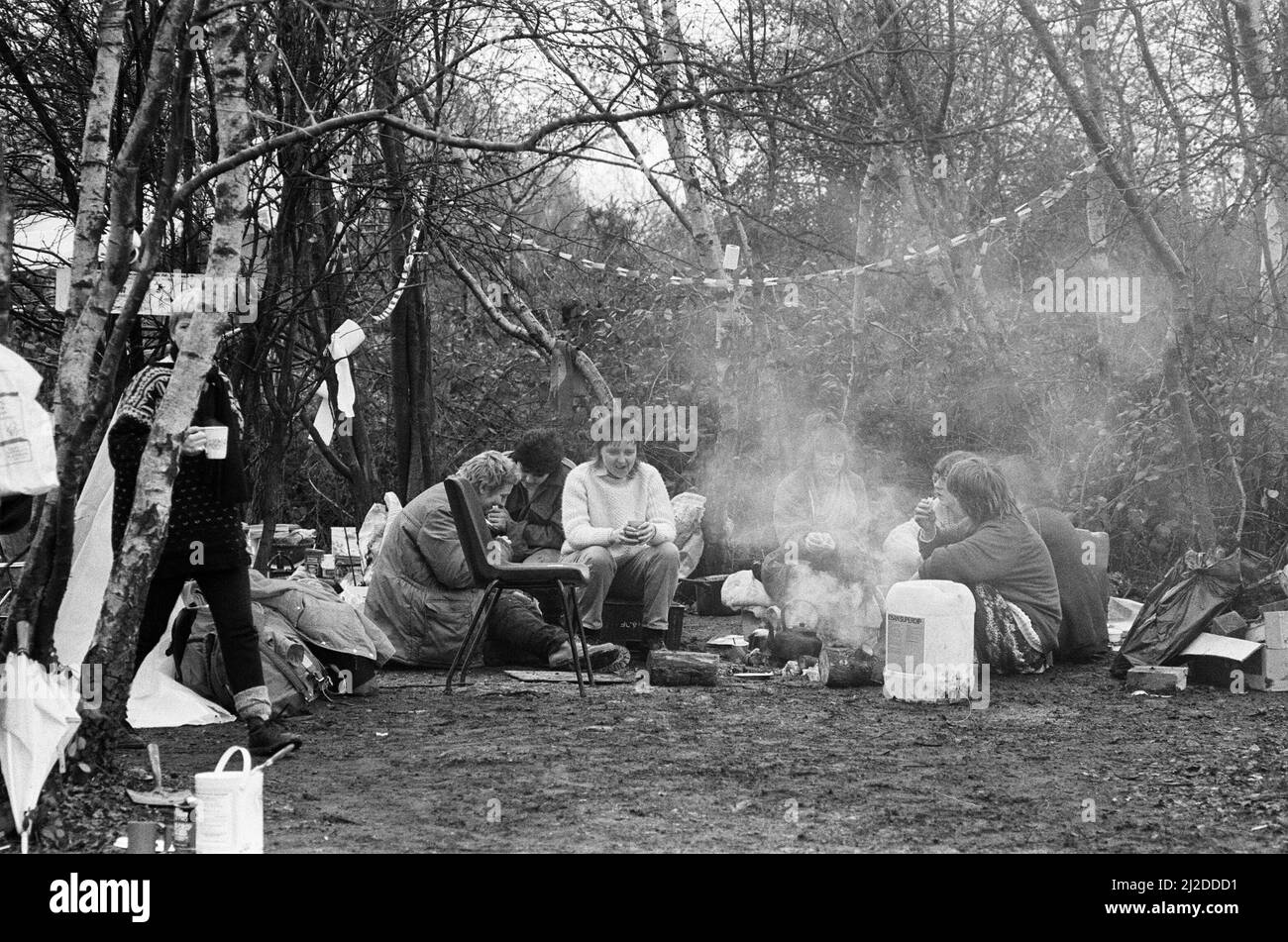 Frauen bereiten sich auf Weihnachten im Peace Camp auf der Royal Air Force Station Greenham Common in der Nähe von Newbury, Berkshire, vor. Das Lager wurde gegründet, um gegen die Entscheidung der britischen Regierung zu protestieren, amerikanische Marschflugkörper am Luftstützpunkt zu stationieren. Bild: 14.. Dezember 1985. Stockfoto