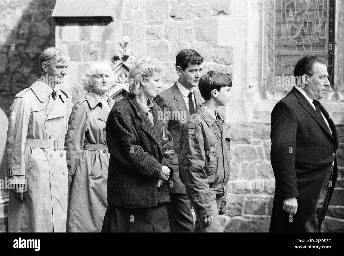 Dawn Ashworth Beerdigung, Enderby Parish Church, Leicestershire, Donnerstag, 28.. August 1986. Unser Bild Zeigt ... Barbara und Robin Ashworth, Eltern von Dawn Ashworth. Der Leichnam des 15-jährigen Schulmädchen Dawn Ashworth wurde in einem bewaldeten Gebiet in der Nähe eines Fußwegs namens Ten Pound Lane in Enderby gefunden (2.. August). Dawn Ashworth wurde geschlagen, brutal vergewaltigt und erwürgt. Colin Pitchfork wurde zu lebenslanger Haft verurteilt, nachdem er die separaten Morde an Lynda Mann im Alter von 15 (1983) und Dawn Ashworth im Alter von 15 (1986) zugegeben hatte. Er war die erste Person, die wegen Mordes aufgrund von DNA-Fingerpr verurteilt wurde Stockfoto