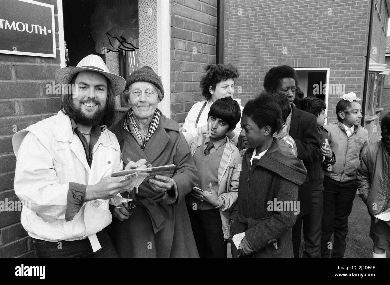 Slade-Star Dave Hill versuchte, das Haus nicht zu „runterbringen“, als er nach 20 Jahren an seinem alten Arbeitsplatz einen Rückbesuch abmachte. Er eröffnete zwei Ausstellungshäuser für eine 67 erarbeitete Bebauung in Heathcroft, Wolverhampton, für Tarmac Houses (Midlands). Im Alter von 18 Jahren war er als Trainee-Käufer für Tarmac tätig, bevor er zum Star wurde. Die Kinder der Farandole Junior School waren vor Ort, um zu sehen, wie Dave das Band durchschneidet - sie haben die Entwicklung und Geschichte des Ortes als Schulprojekt verfolgt. 12.. Juni 1985. Stockfoto