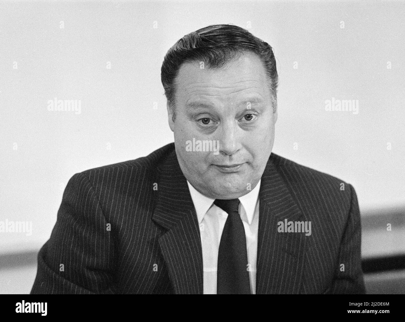 Pressekonferenz in Enderby Police Station, Leicestershire, Dienstag, 5.. August 1986. Die Pressekonferenz findet statt, nachdem der Leichnam des 15-jährigen Schulmädchen Dawn Ashworth in einem Waldgebiet in der Nähe eines Fußwegs namens Ten Pound Lane in Enderby gefunden wurde. Dawn Ashworth wurde geschlagen, brutal vergewaltigt und erwürgt. Colin Pitchfork wurde zu lebenslanger Haft verurteilt, nachdem er die separaten Morde an Lynda Mann im Alter von 15 (1983) und Dawn Ashworth im Alter von 15 (1986) zugegeben hatte. Er war der erste, der aufgrund von DNA-Fingerabdrücken wegen Mordes verurteilt wurde und der erste, der als RE erwischt wurde Stockfoto