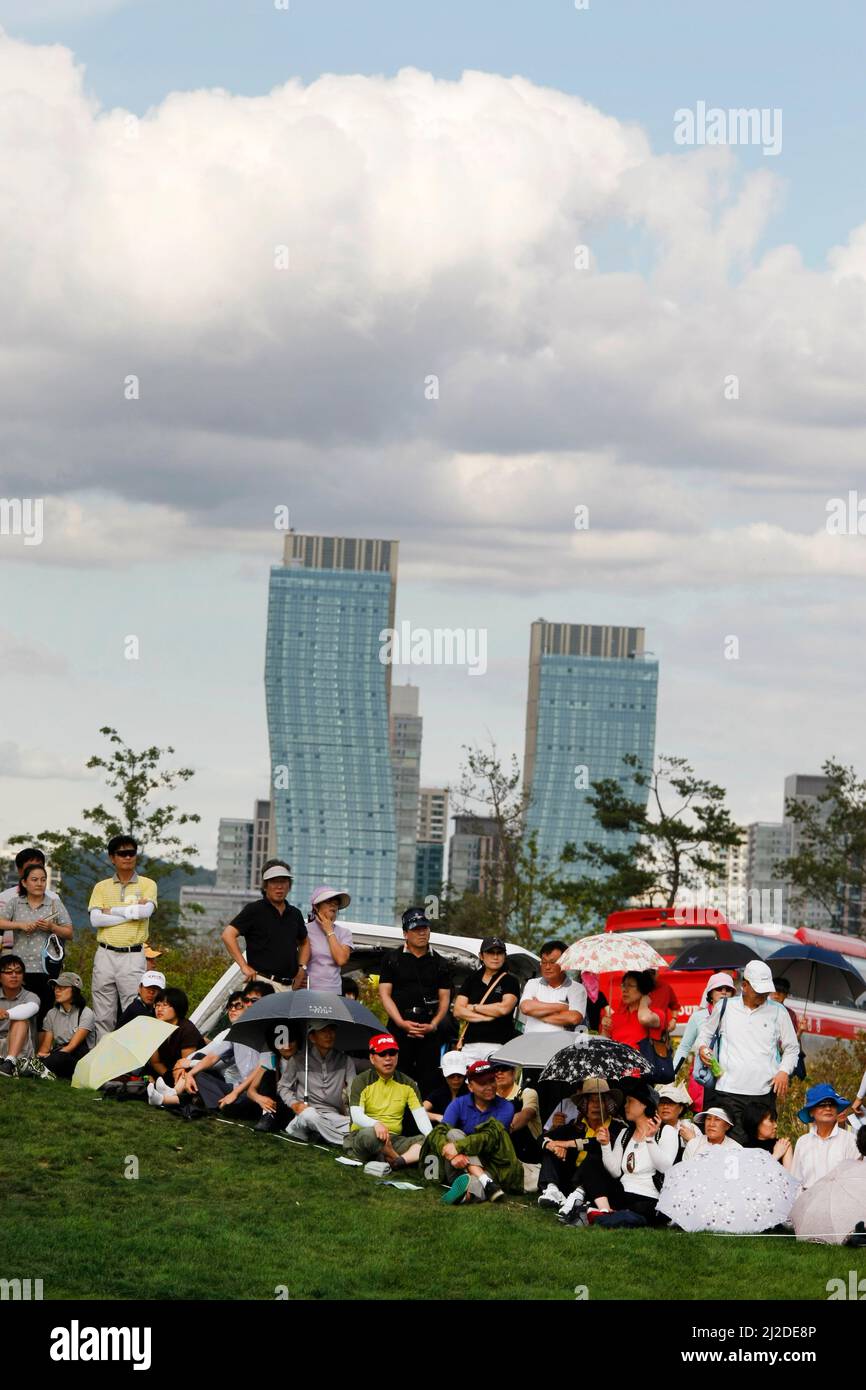 Sep 18, 2011-Incheon, Südkorea-Zuschauer beobachten 18. Hallenspiele während der PGA Tour Songdo IBD-Endrunde im Jack Nicklaus Golf Club in Incheon am 18. September 2011. Stockfoto