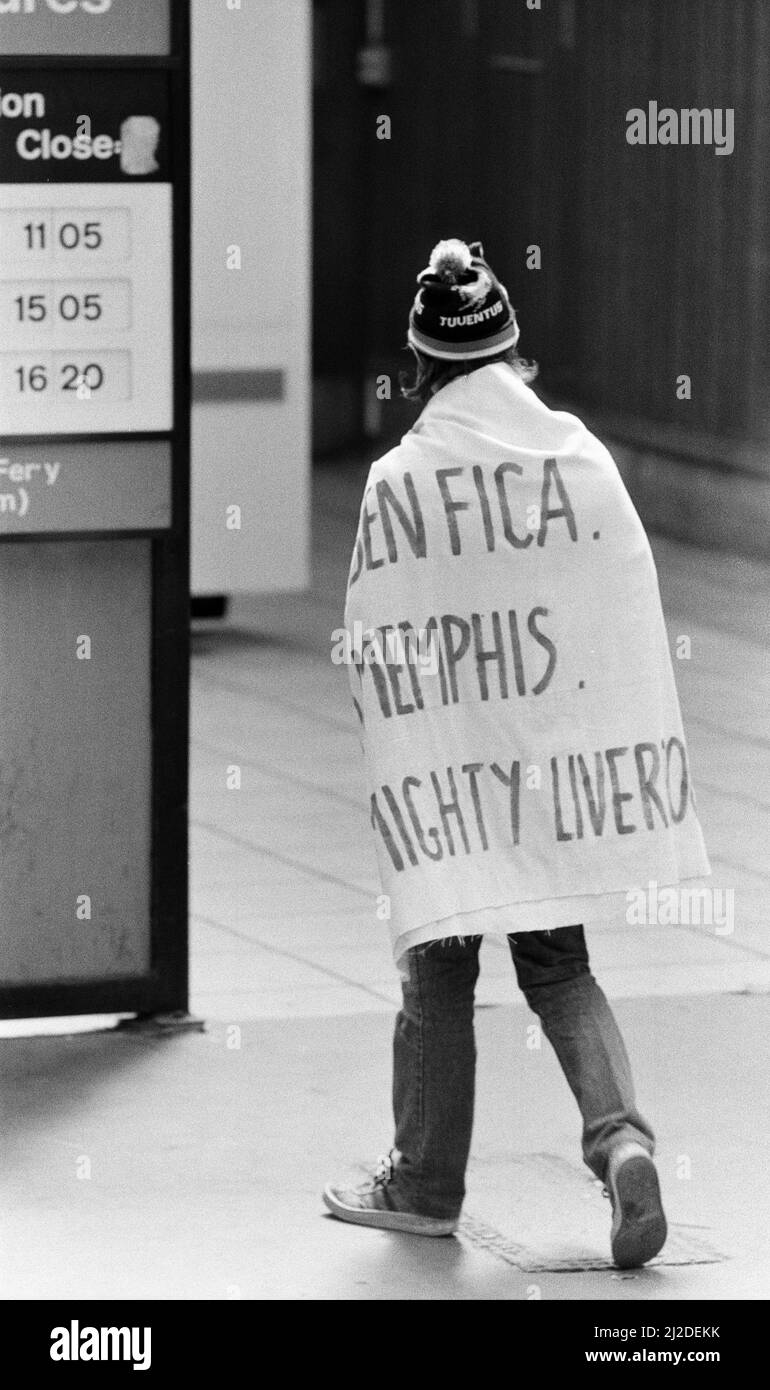 Liverpool-Fans und -Fans kehren nach Hause zurück. Tag nach der Katastrophe im Heysel-Stadion, bei der 39 Fußballfans ums Leben kamen. 30. Mai 1985. Stockfoto