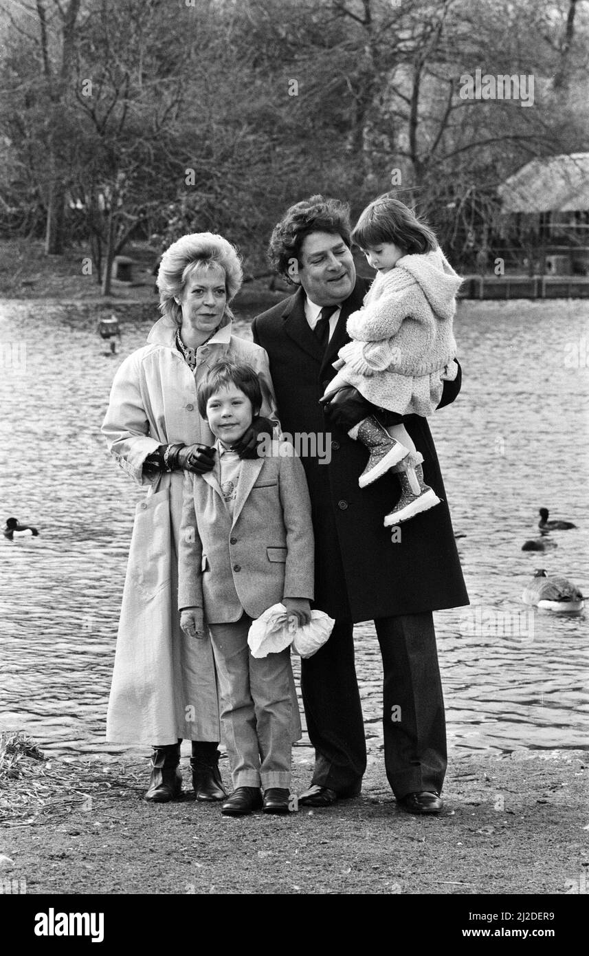 Schatzkanzler Nigel Lawson und seine Frau Therese mit ihren Kindern Tom und Emily machen einen Bummel im St James's Park vor dem Budget. 19.. März 1985. Stockfoto