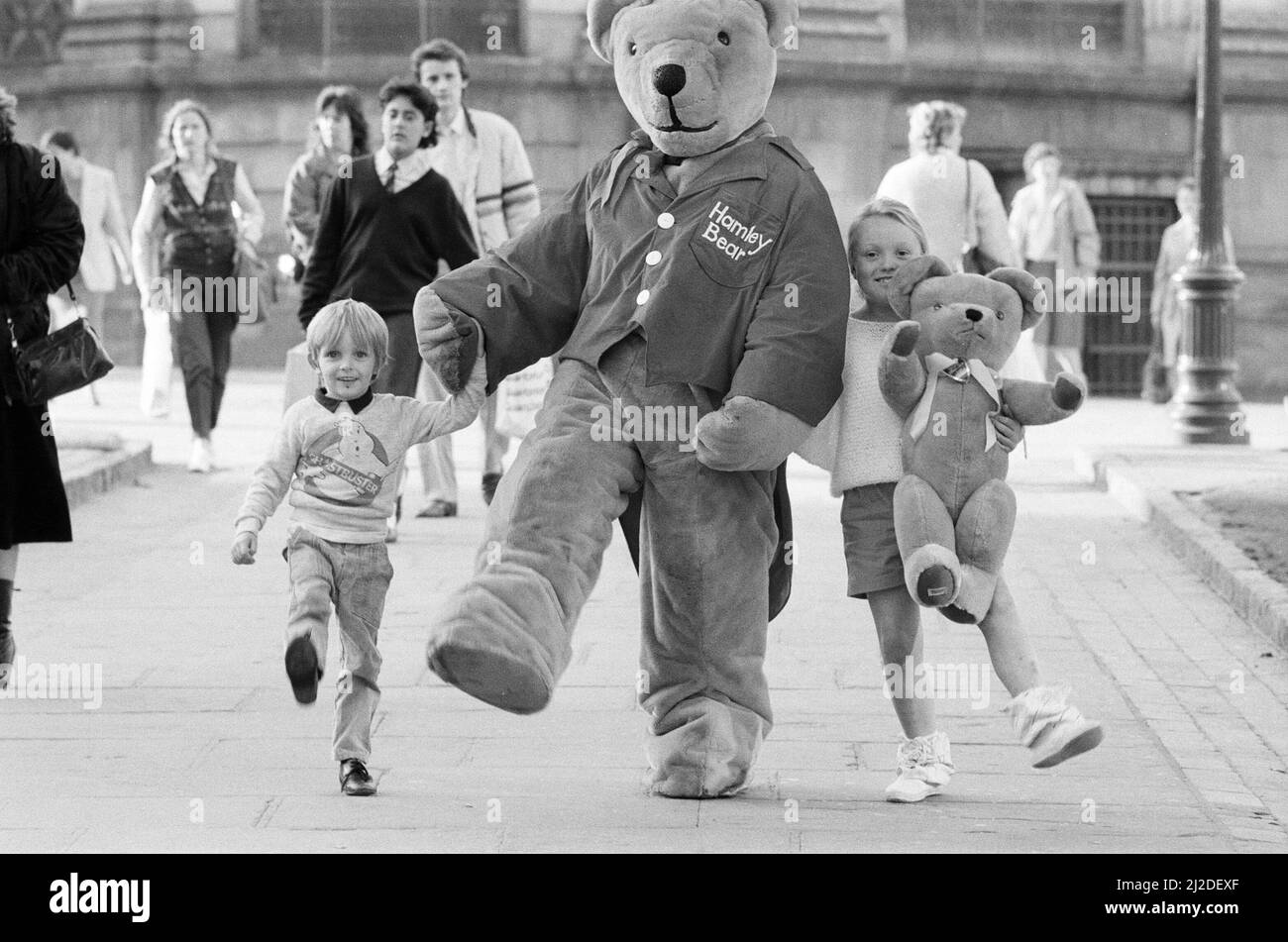 Hamleys Toy Shop, Bull Street, Birmingham, 11.. Oktober 1985. Hamleys, der älteste und größte Spielwarenladen der Welt, eröffnet in der Bull Street (drei Stockwerke des ehemaligen Debenhams-Ladens) einen neuen Laden. Unser Bild zeigt Hamleys Bear in Birmingham. Stockfoto