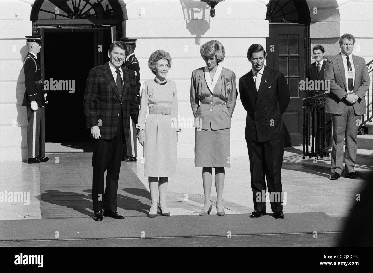 US-Präsident Ronald Reagan und seine Frau Nancy heißen Prinzessin Diana und ihren Mann Prinz Charles im Weißen Haus, Washington, D.C. willkommen.das königliche Paar kam in Washington, D.C. für einen dreitägigen Besuch an, bevor es weiter nach Florida ging, Bild aufgenommen am 9.. November 1985 Stockfoto