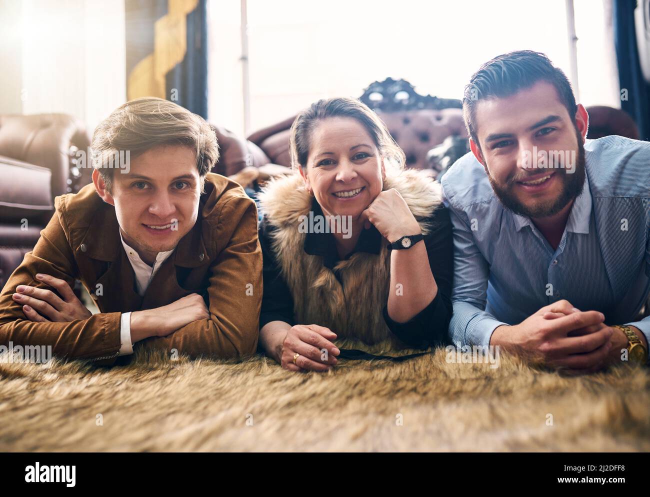 Stolze Mutter meiner schönen Söhne. Zugeschnittene Aufnahme einer Mutter und eines Sohnes zu Hause. Stockfoto