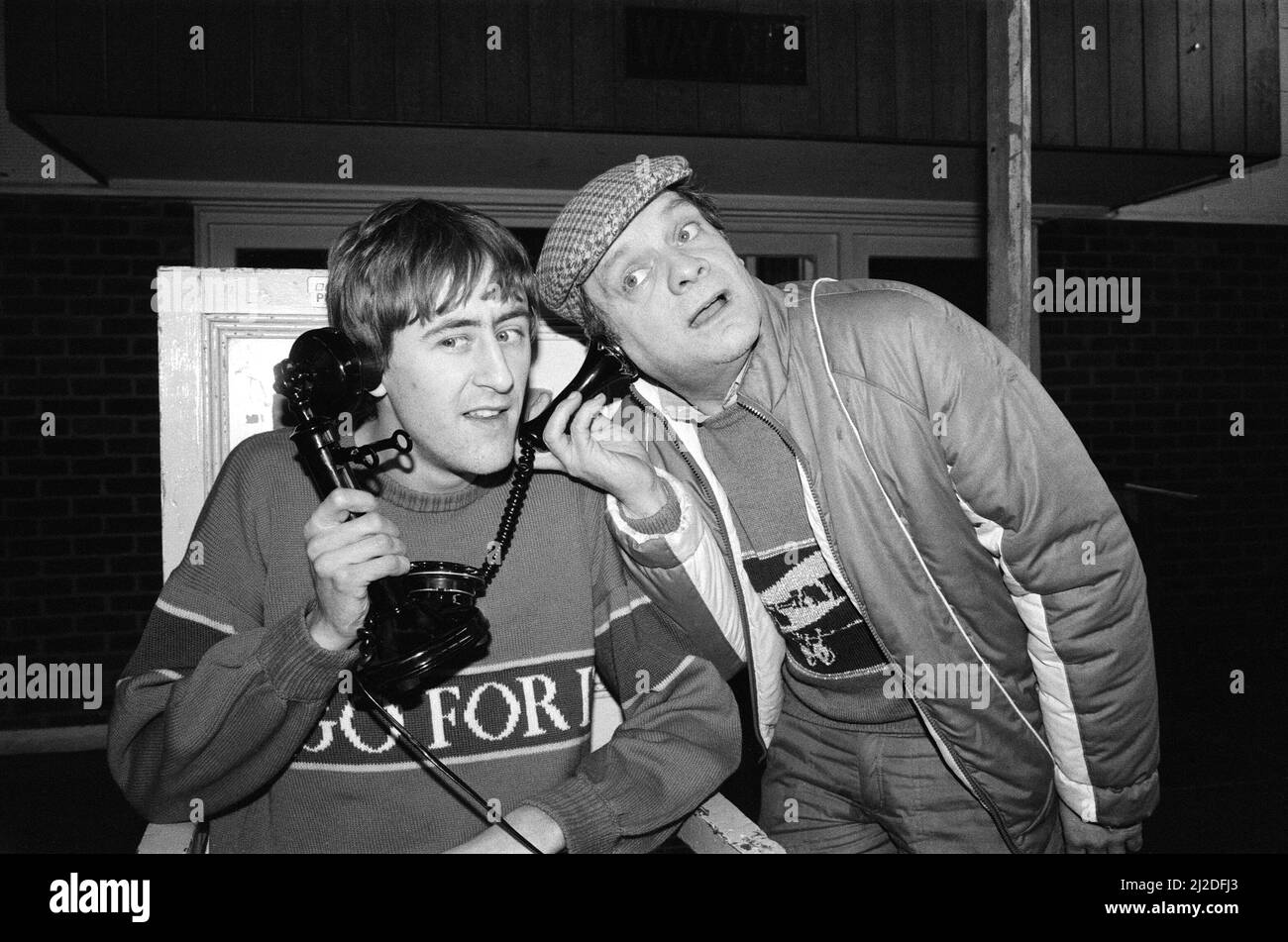 Nichols Lyndhurst (links) und David Jason, die alle in der BBC-TV-Comedy-Serie „Only Fools and Horses“ auftreten. 14.. Februar 1985. Stockfoto