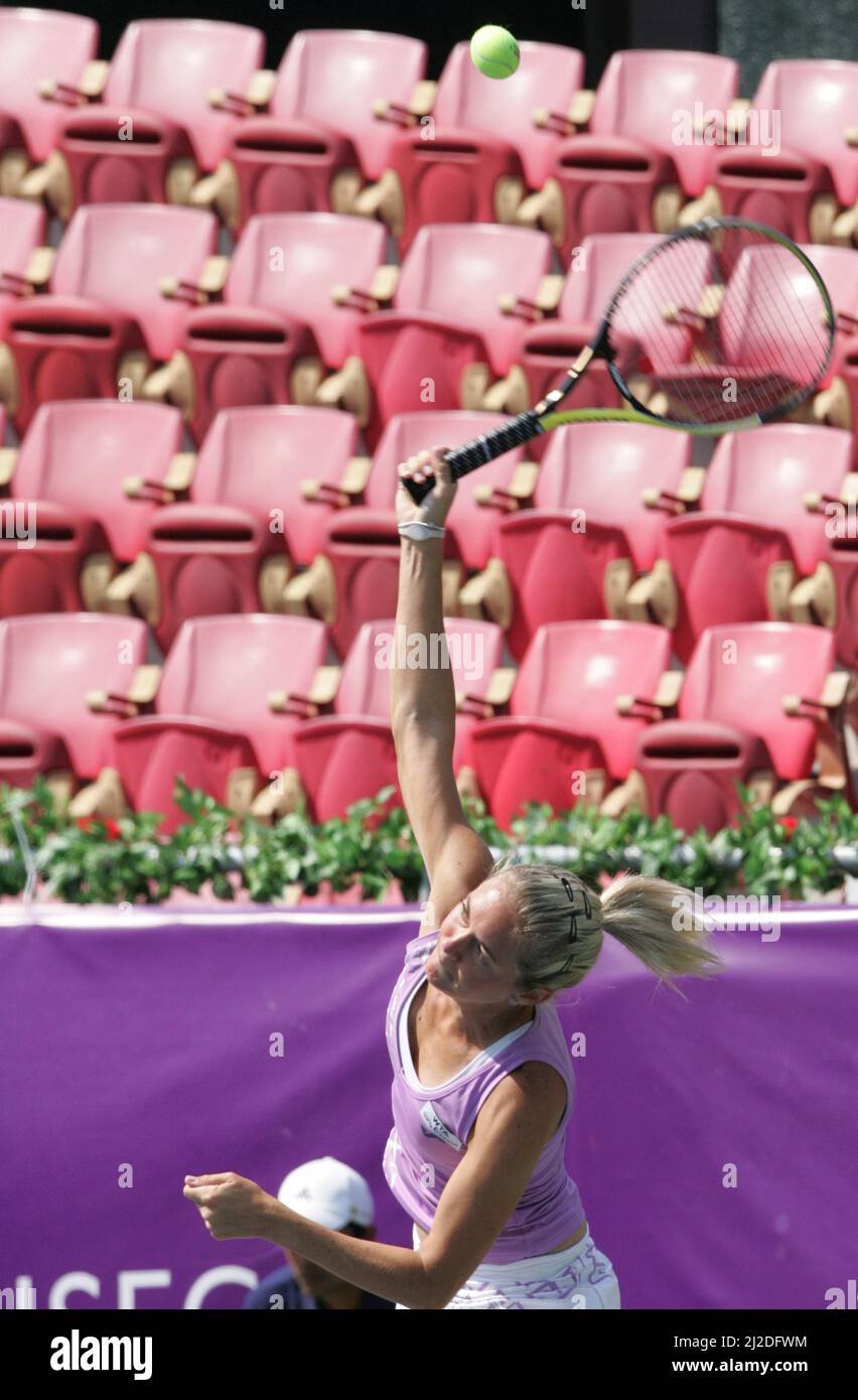 Sep 24, 2011-Seoul, Südkorea-Klara ZAkopalova aus Tschetschenien dient Maria Jose Martinez Sanches aus Spanien (kein Bild) am 6. Tag im Halbfinale der Hansol Korea Open Tennis auf dem Olympischen Tennisplatz im Osten von Seoul am 20. September 2011, Südkorea. Maria Jose Martinez Sanches gewann in geraden Sätzen 6-3, 6-2. Stockfoto