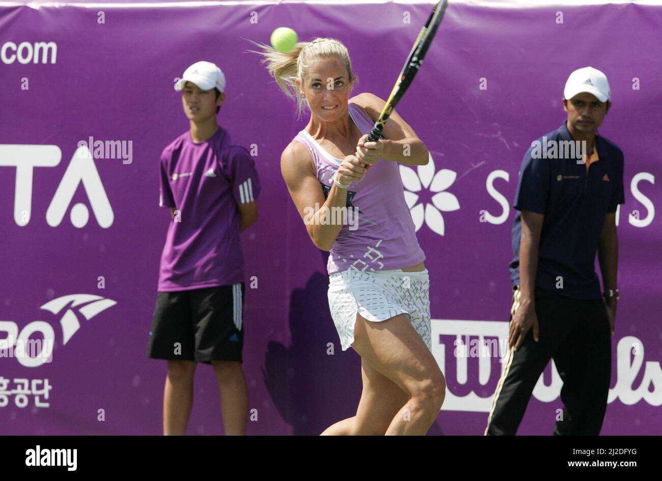 Sep 24, 2011-Seoul, Südkorea-Klara ZAkopalova aus Tschetschenien kehrt am 6. Tag im Halbfinale der Hansol Korea Open Tennis auf dem Olympischen Tennisplatz im Osten Seouls am 20. September 2011 in Südkorea zu Maria Jose Martinez Sanches aus Spanien zurück (kein Bild). Maria Jose Martinez Sanches gewann in geraden Sätzen 6-3, 6-2. Stockfoto