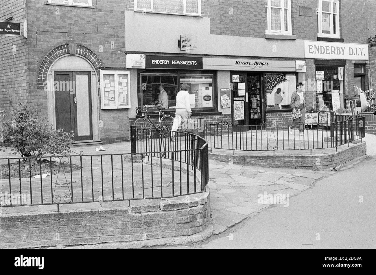 Lokale Geschäfte in Enderby, Leicestershire, Dienstag, 5.. August 1986. Der Leichnam des 15-jährigen Schulmädchen Dawn Ashworth wurde in einem bewaldeten Gebiet in der Nähe eines Fußwegs namens Ten Pound Lane in Enderby gefunden. Dawn Ashworth wurde geschlagen, brutal vergewaltigt und erwürgt. Colin Pitchfork wurde zu lebenslanger Haft verurteilt, nachdem er die separaten Morde an Lynda Mann im Alter von 15 (1983) und Dawn Ashworth im Alter von 15 (1986) zugegeben hatte. Er war der erste, der aufgrund von DNA-Fingerabdrücken wegen Mordes verurteilt wurde und der erste, der infolge eines DNA-Massenscreenings gefangen wurde. Stockfoto