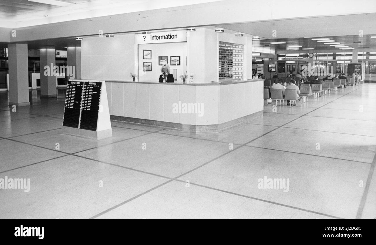 Informationsschalter am Flughafen Teesside 10.. April 1985 Stockfoto