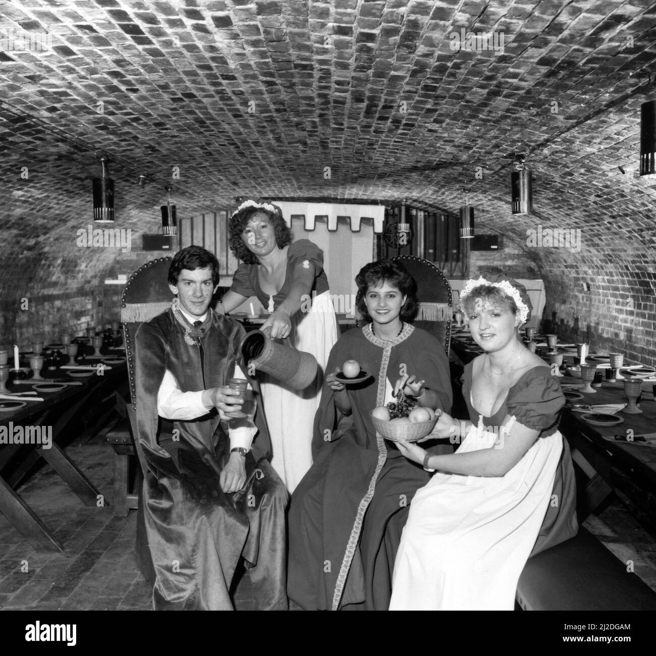 West Midland Safari- und Freizeitpark befindet sich in Bewdley, Worcestershire, England. Mittelalterliches Bankett Zentrum. 24. Oktober 1985. Links nach rechts. Ray Beckett, Jane Goodyear, Kay McNeil und Joanna Bloomfield. Stockfoto