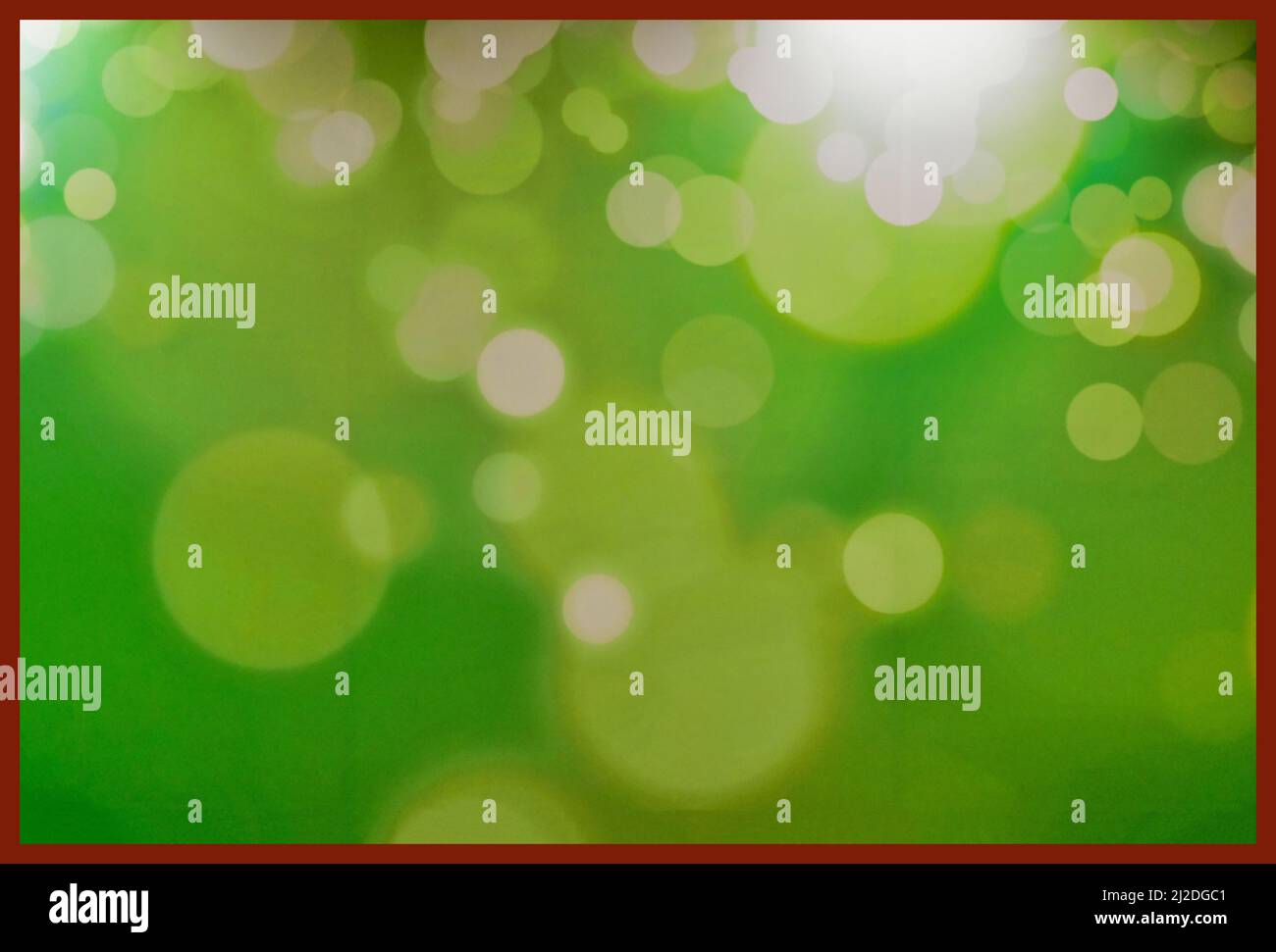 Bokeh auf Grün - rot umrandet Stockfoto