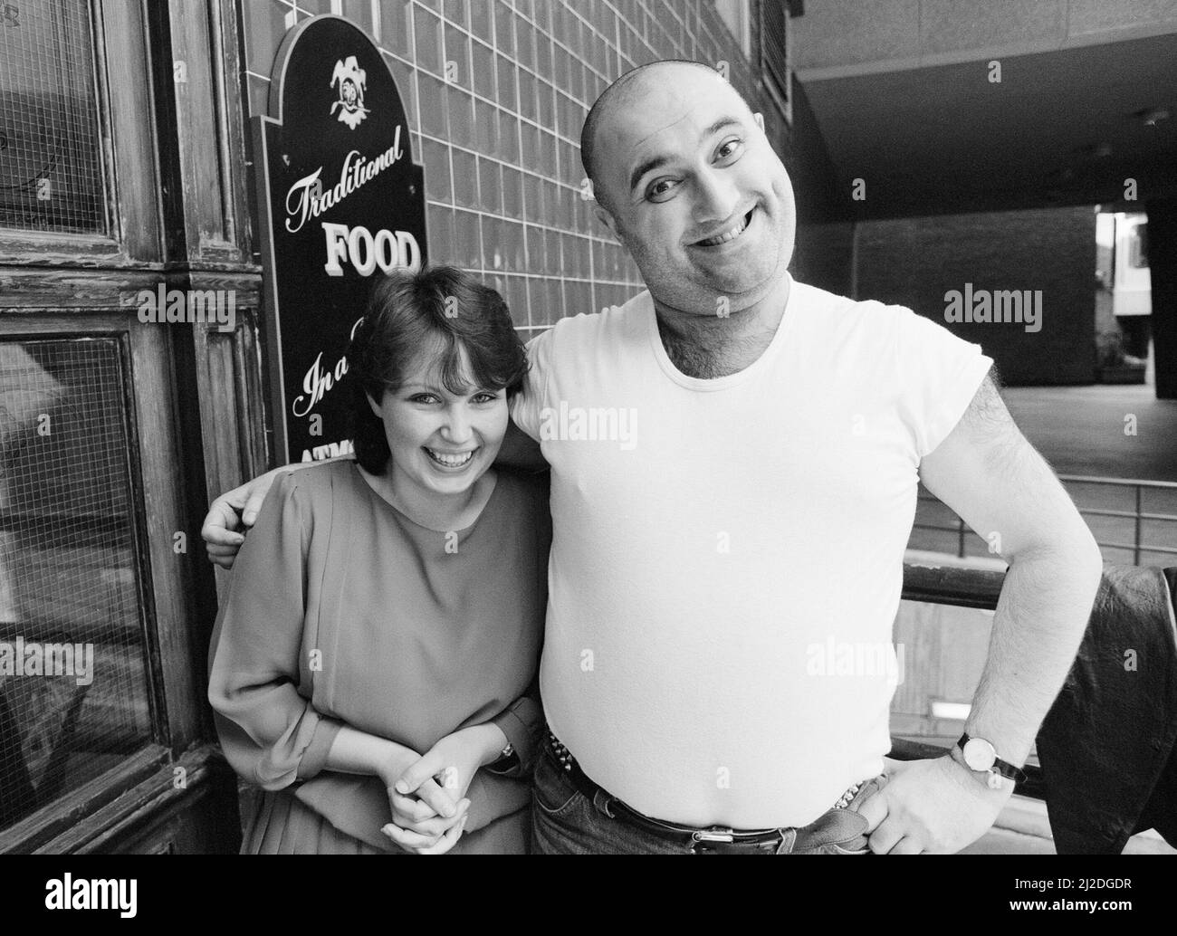 Alexei Sayle, Komiker aus der Liverpooler Welt, der in der BBC-Fernsehkomödie The Young Ones spielte, abgebildet in einem Pub in London. 17. Mai 1985. Stockfoto