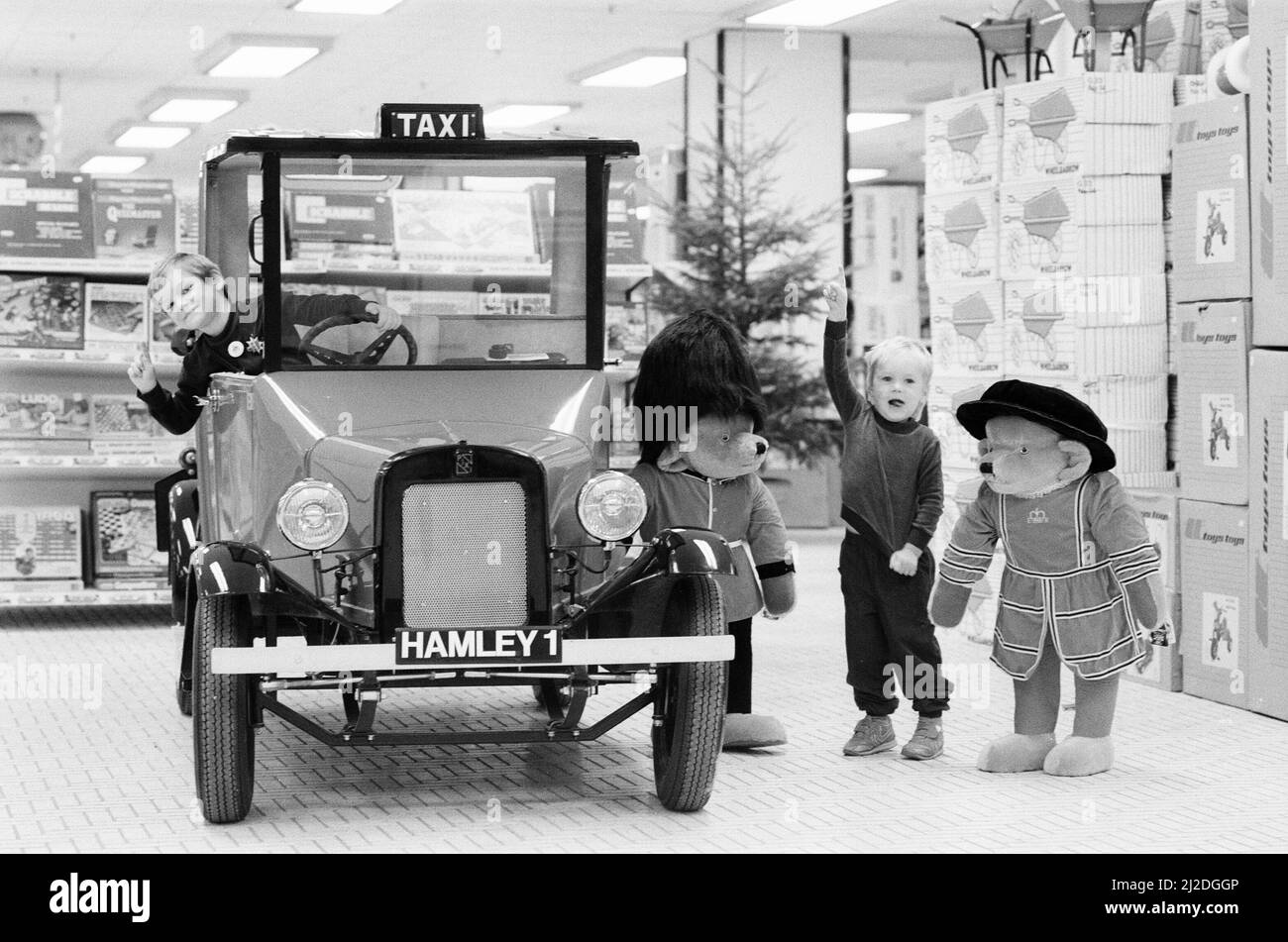 Hamleys Toy Shop, Bull Street, Birmingham, 11.. Oktober 1985. Hamleys, der älteste und größte Spielwarenladen der Welt, eröffnet in der Bull Street (drei Stockwerke des ehemaligen Debenhams-Ladens) einen neuen Laden. Unser Bild zeigt, dass Matthew Brown im Alter von 4 Jahren und sein Bruder Stephen im Alter von 3 Jahren ein Londoner Taxi der Modellreihe 1928 im Blick haben, als sie eine Vorschau auf Hamleys Speicher in Birmingham hatten. Stockfoto