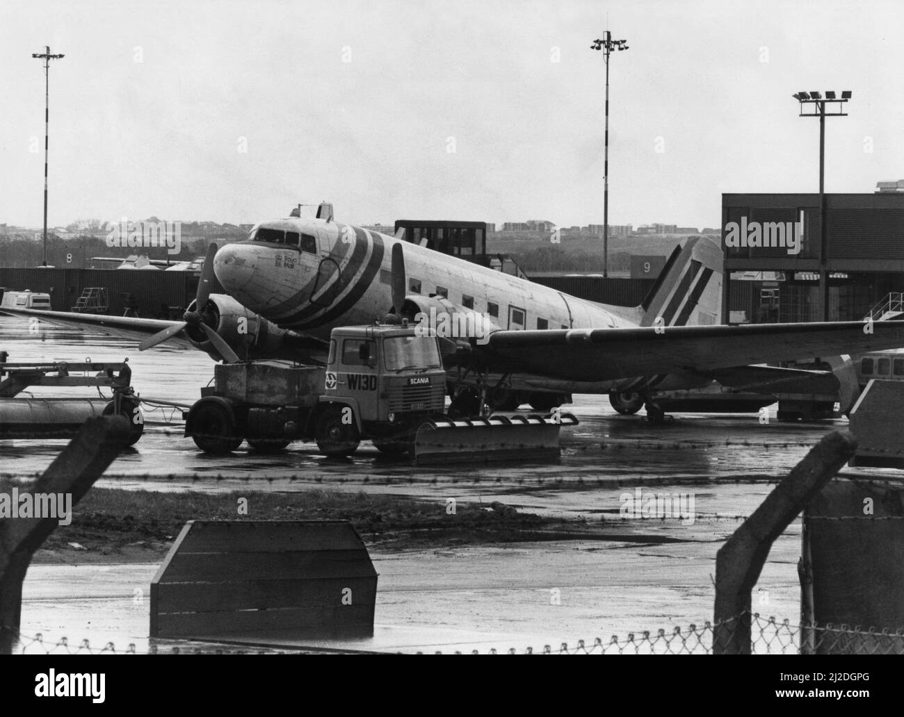Die von Top Flight am Flughafen Newcastle betriebenen Douglas DC3 Dakota-Flugzeuge wurden vom Flughafendirektor Jim Denyer beschlagnahmt, weil er nicht mehr als 7000 Flughafengebühren bezahlt hatte. Das Flugzeug war für die nächtliche Royal Mail Reise nach Liverpool benutzt worden. 23.. April 1986. Stockfoto