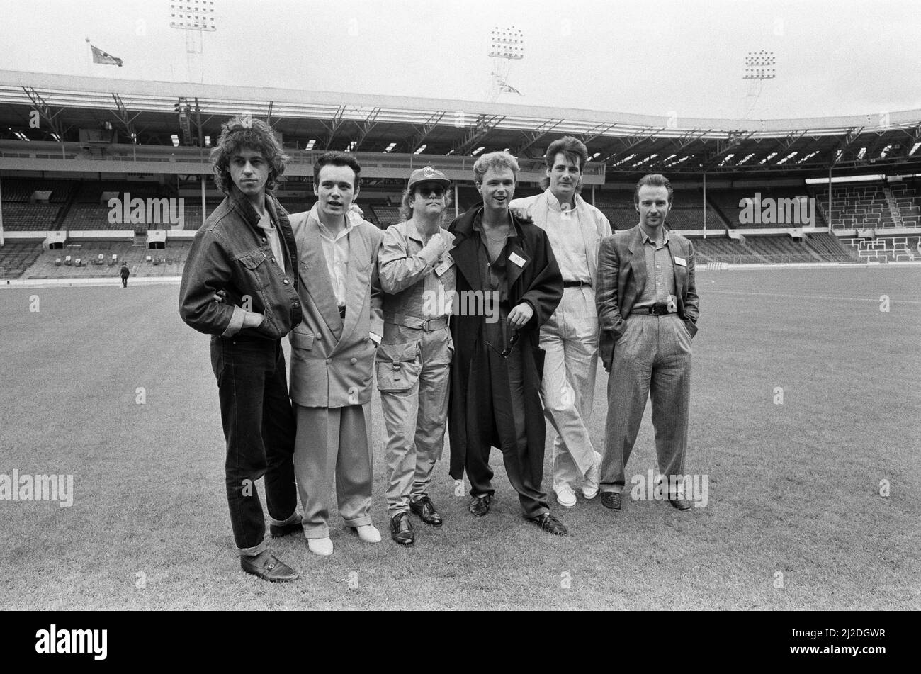 Bob Geldof für The Band Aid Trust kündigt das ehrgeizigste Projekt in der Geschichte der populären Musik an. Am Samstag, dem 13.. Juli, werden zwei massive Rockkonzerte gleichzeitig auf beiden Seiten des Atlantiks unter dem Motto "Live Aid" aufgeführt. Das Londoner Wembley Stadium und ein Veranstaltungsort in den USA werden den Rahmen für ein einzigartiges Zusammentreffen der weltbesten Rockstars darstellen. Jeder wird seine Dienste kostenlos spenden und alle Einnahmen werden Millionen unschuldiger Menschen zugute kommen, die in Afrika sterben. Abgebildet, von links nach rechts, Bob Geldof, Adam Ant, Elton John, Gary Kemp, Tony Hadley und Midge Ure. 10.. Juni 1985. Stockfoto