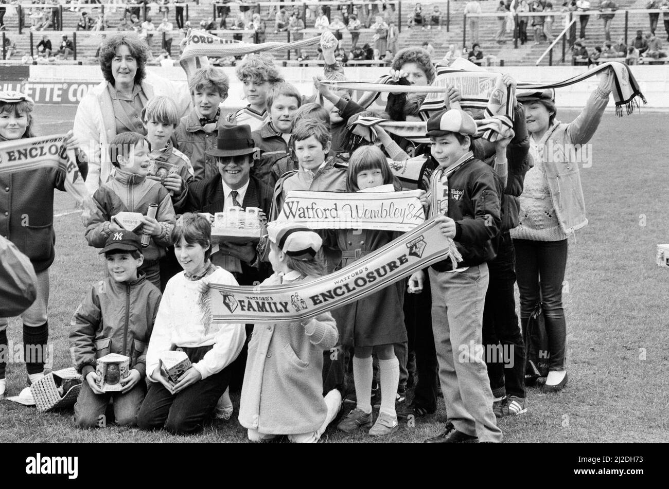 Pop Star und FC Watford Vorsitzender, Elton John, Ausgabe Ostern Eier zu Fans. Watford v Southampton Football Match. 6. April 1985. Stockfoto