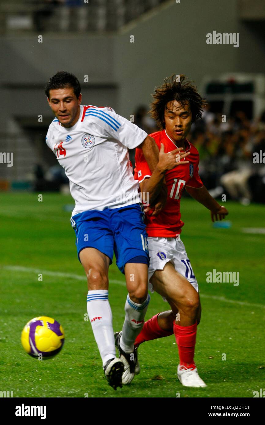 Aug 12, 2009-Seoul, Südkorea-Park Chu-Young(l), Südkorea, und Antolin Alcaraz, Paraguay, tritt beim internationalen Freundschaftsspiel zwischen Südkorea und Paraguay im Seoul Worldcup-Stadion am 12. August 2009 in Seoul, Südkorea, um den Ball an. Stockfoto