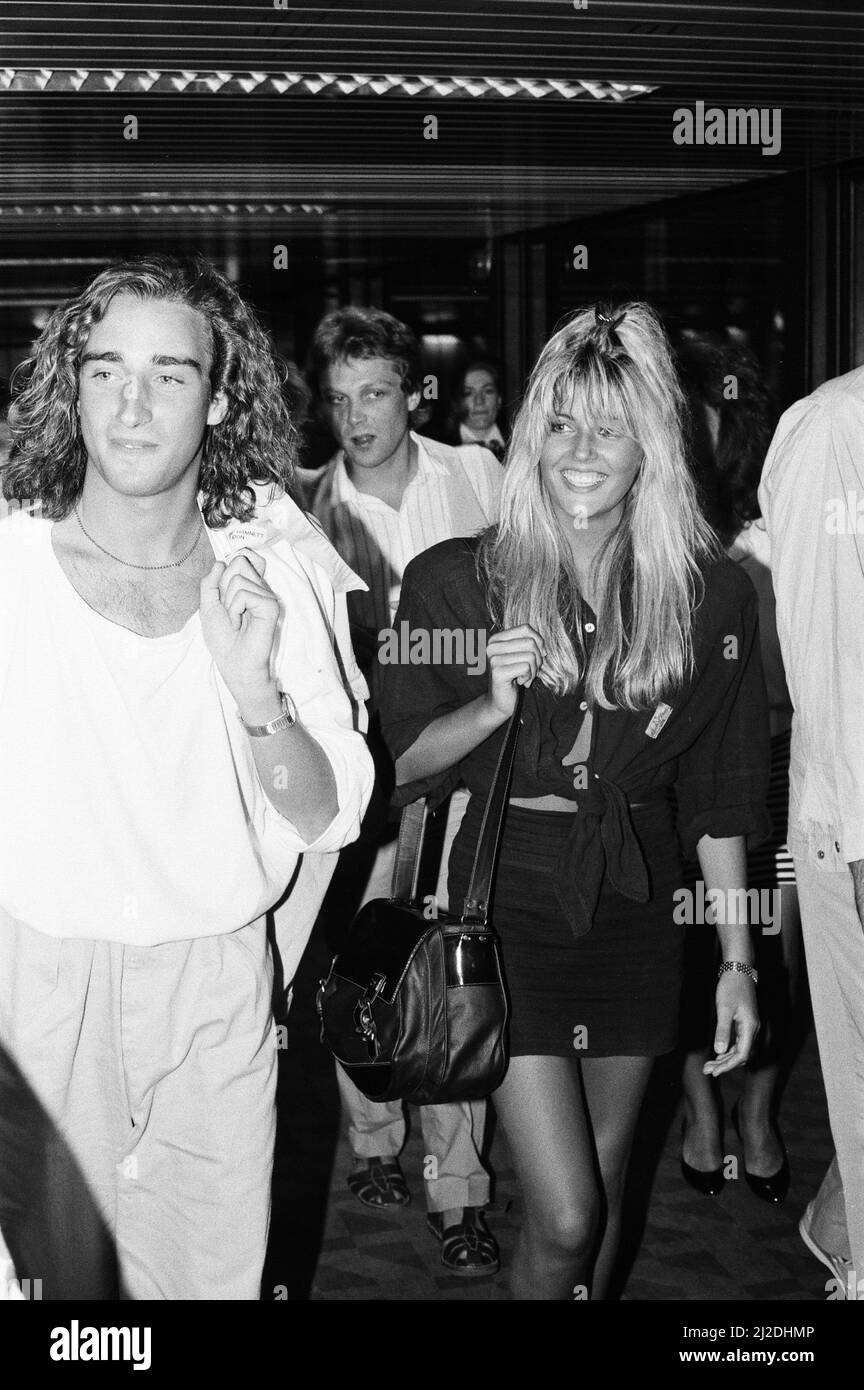 Mandy Smith am Flughafen Gatwick mit ihrer Familie und ihrem Freund ...