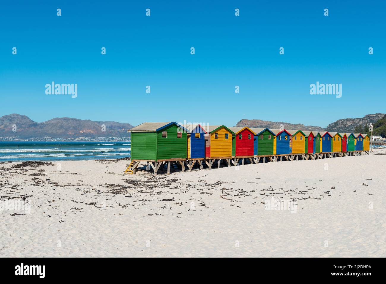 Bunte Holzstrandhütten am Muizenberg Strand in der Nähe von Kapstadt, Provinz Westkap, Südafrika. Stockfoto