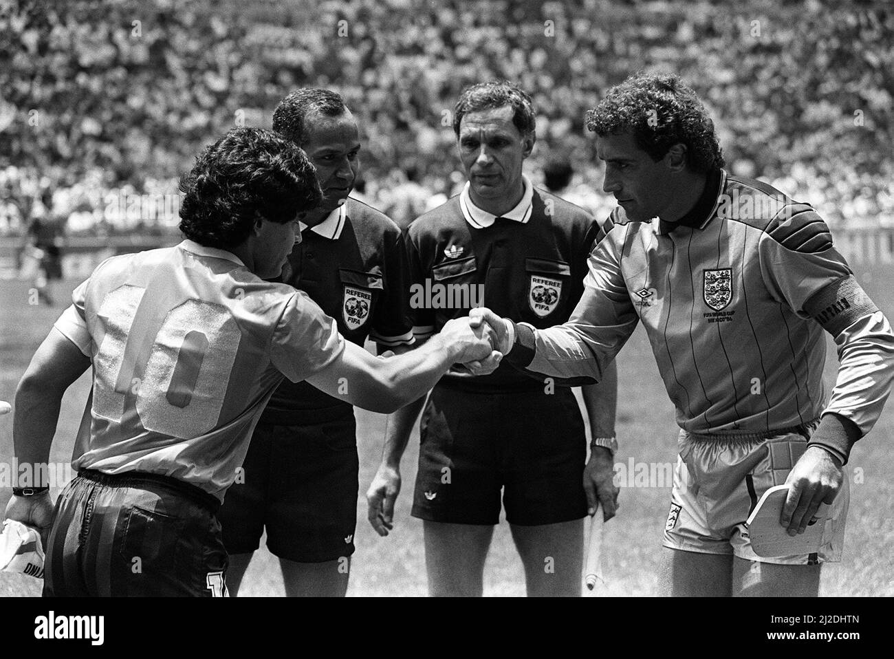 England gegen Argentinien Football World Cup Quarter Final 1986 Diego Maradona und Peter Shilton schütteln sich vor dem Anpfiff die Hände. 22.. Juni 1986. Stockfoto