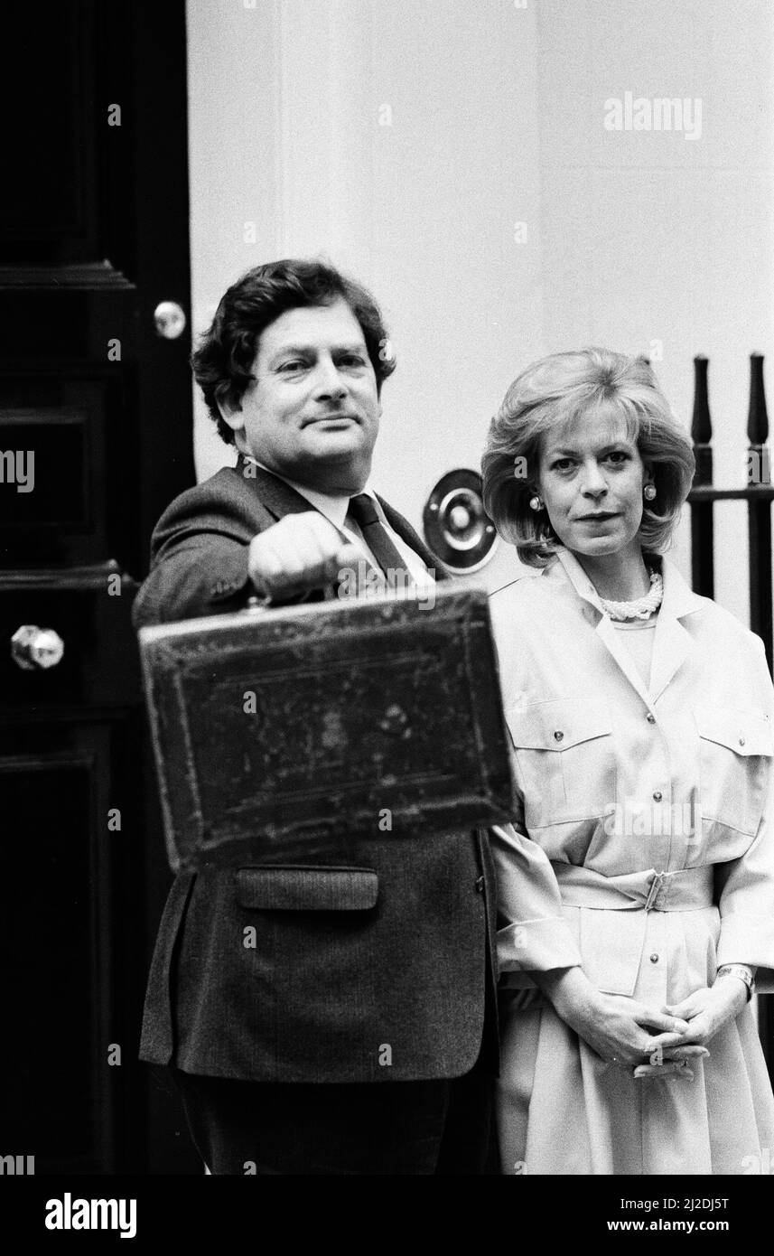 Schatzkanzler Nigel Lawson vor der Downing Street 11 mit seiner Frau Therese am Budget Day. 18.. März 1986. Stockfoto