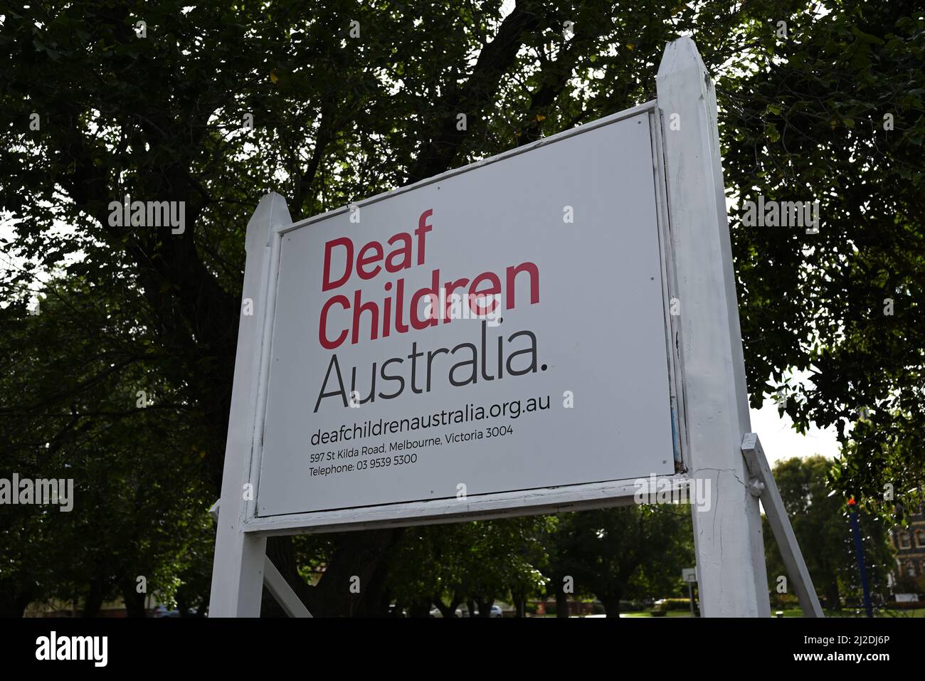 Schild in der Nähe des Hauptquartiers von Deaf Children Australia, an der St. Kilda Rd Stockfoto