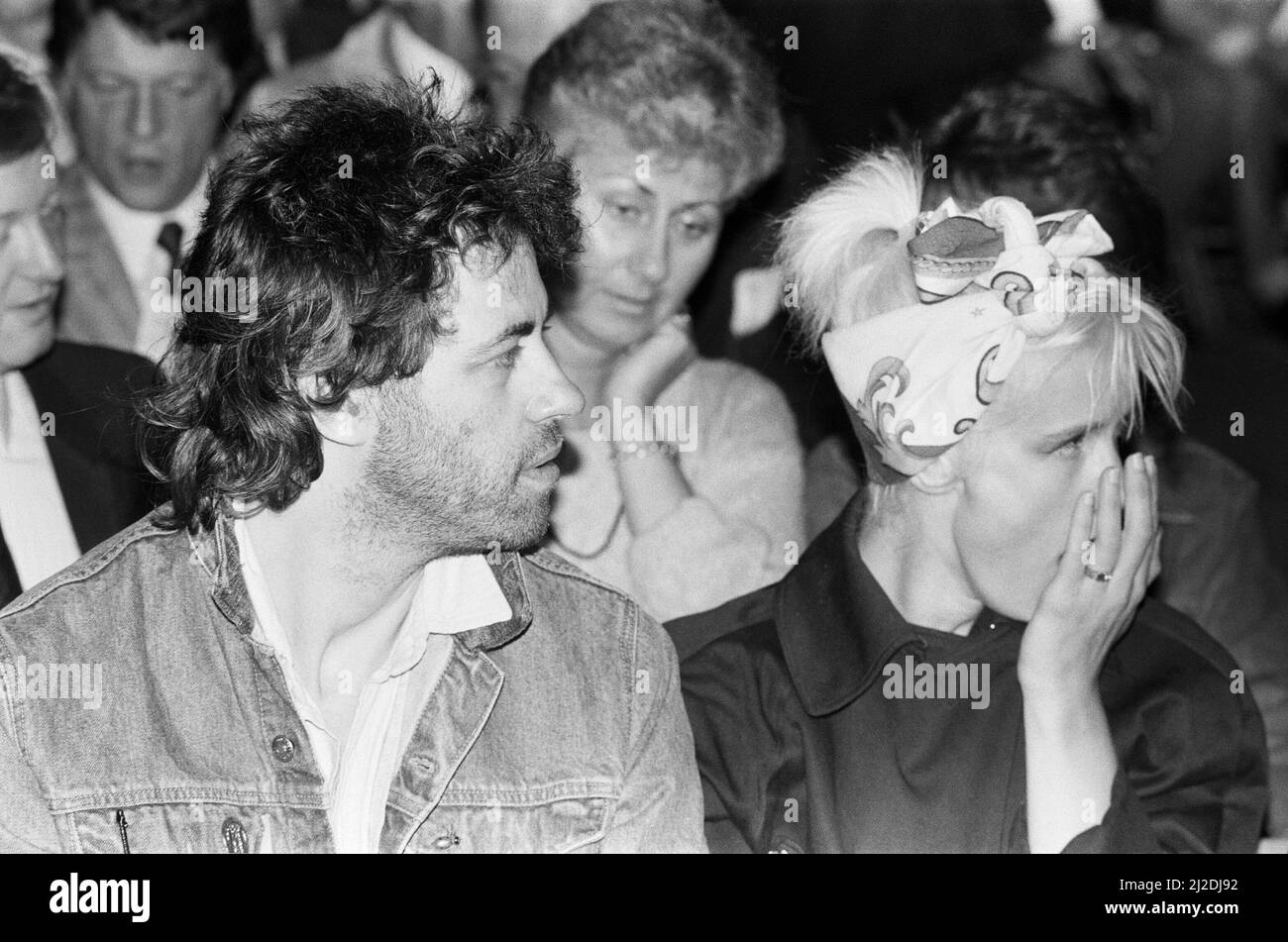 Tim Witherspoon gegen Frank Bruno im Wembley Stadium. Dies war Witherspoons erste Titelverteidigung, bei der er sich in Runde 11 mit einem späten TKO erfolgreich verteidigte.(Bild) Bob Geldof und Paula Yates beobachten die Aktion. 19.. Juli 1986 Stockfoto