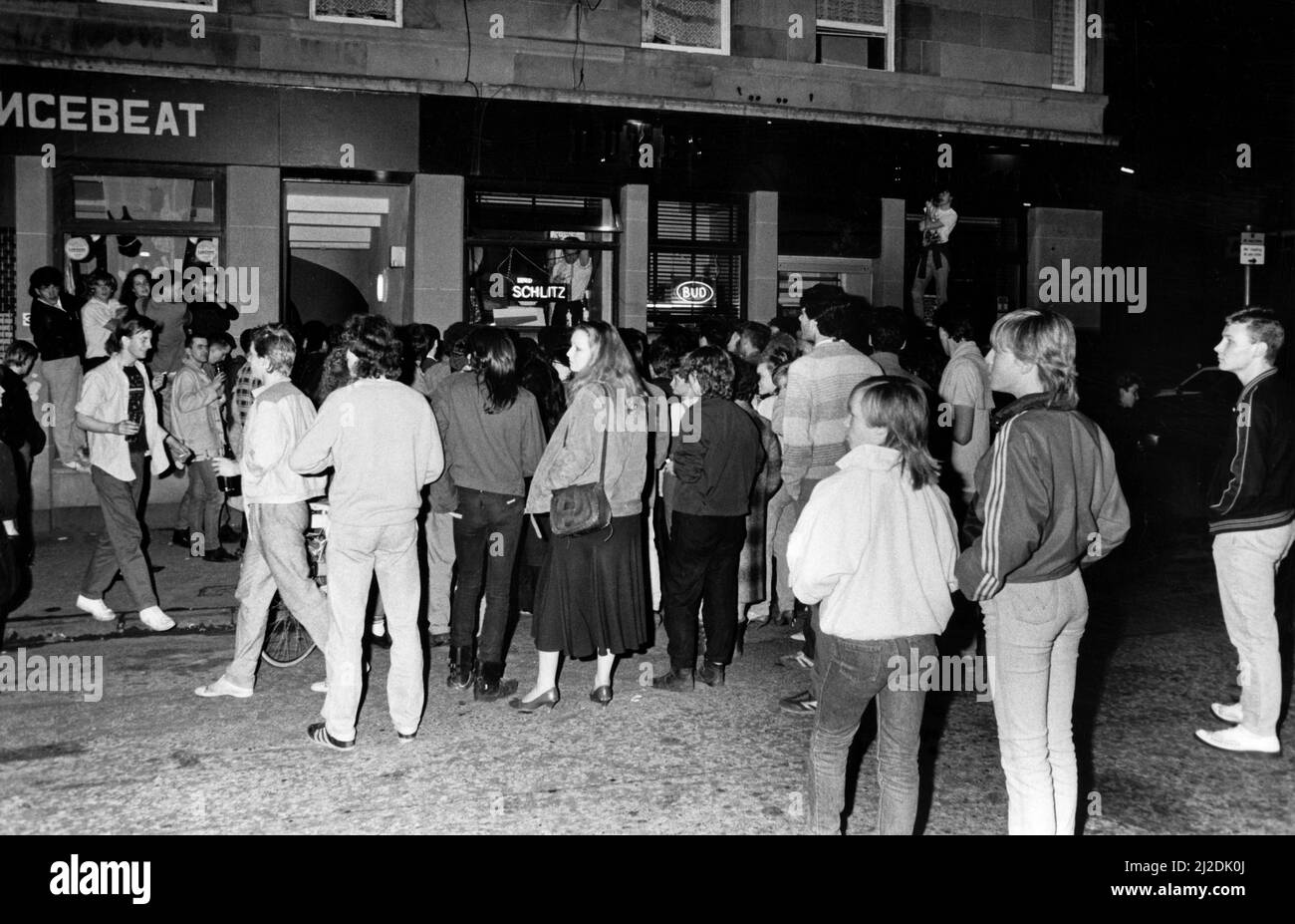 Fans vor der Dukes Bar in Glasgow hoffen, The Clash, die drinnen im Rahmen ihrer Busking Tour live spielen zu sehen. 16. Mai 1985. Stockfoto