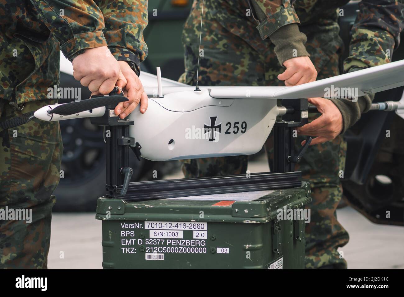 Soldaten der deutschen Armee bereiten eine tragbare Aladin UAV-Drohne vor, Nahaufnahme Stockfoto