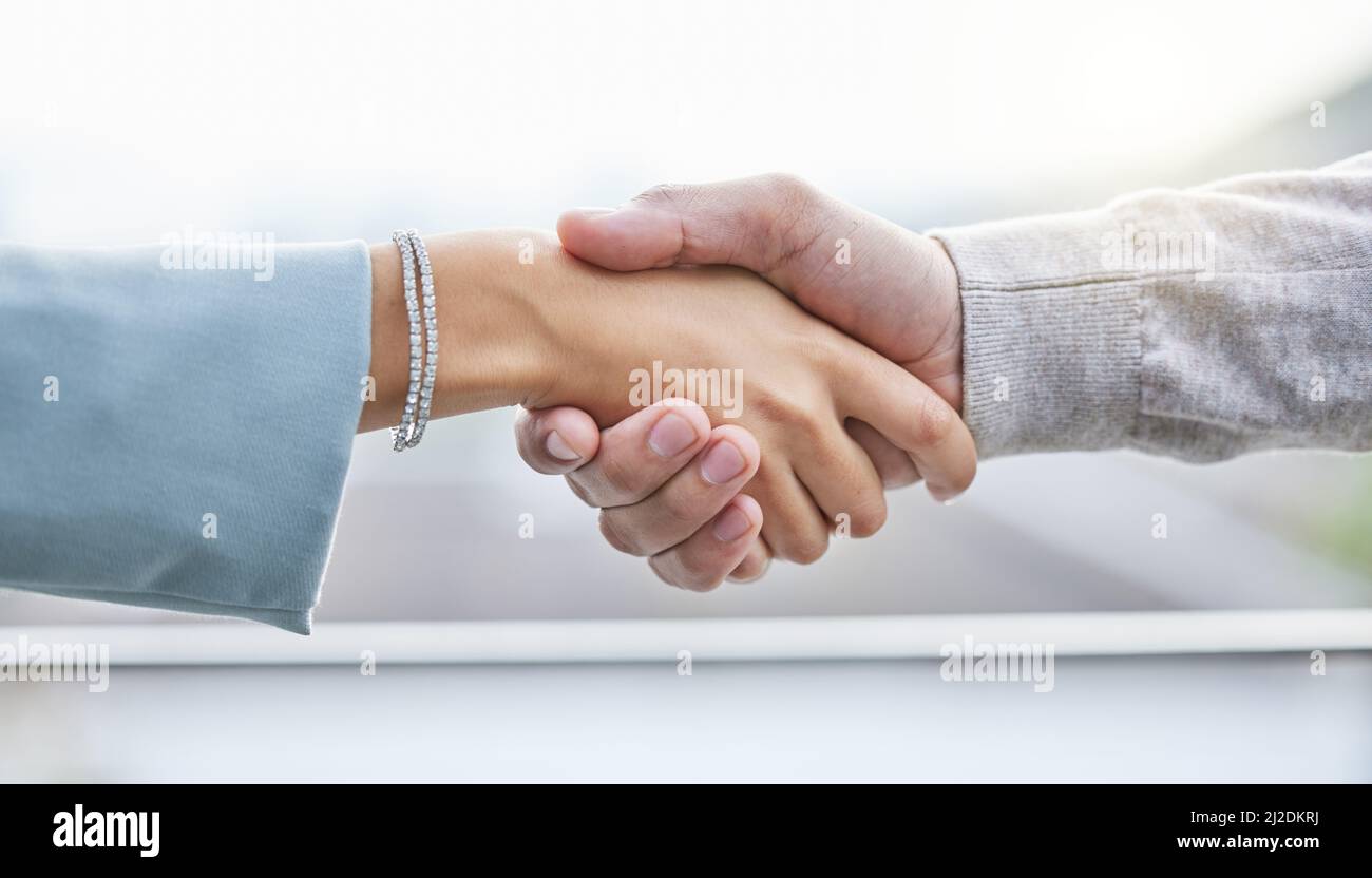 Es war ein Vergnügen, Geschäfte mit Ihnen zu machen. Aufnahme von zwei nicht erkennbaren Geschäftsleuten, die sich die Hände schüttelten. Stockfoto