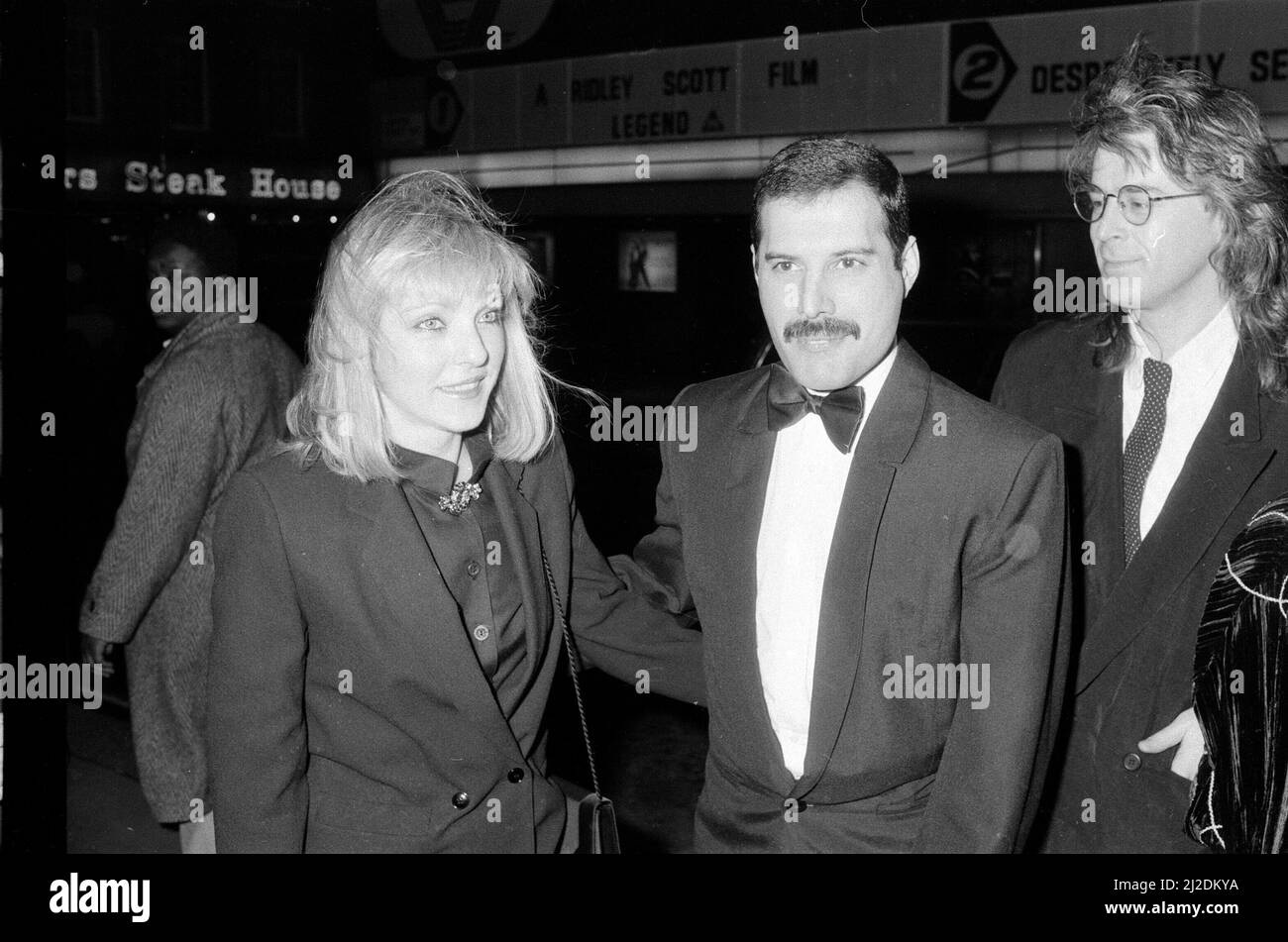 Freddie Mercury und Mary Austin, in London, 31.. Januar 1986. Mary Austin ist eine langjährige Freundin und ehemalige Partnerin von Freddie Mercury. Bild aufgenommen am 31.. Januar 1986 Stockfoto