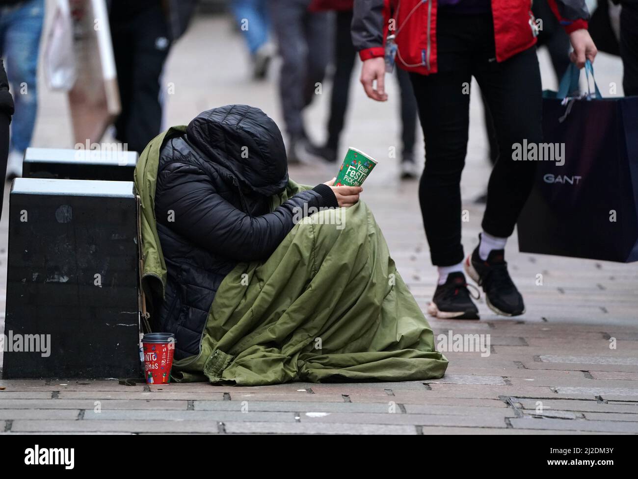 Datei-Foto vom 24/12/21 von einem Obdachlosen in der Buchanan Street in Glasgow, zwei Ballungsgebiete im Vereinigten Königreich Glasgow und Manchester, haben erhebliche Fortschritte bei der Bekämpfung der Obdachlosigkeit auf der Straße gemacht, aber es ist ein Schritt weg von einem „Einheitsansatz“ erforderlich, um das Problem global anzugehen, so ein neuer Bericht. Stockfoto