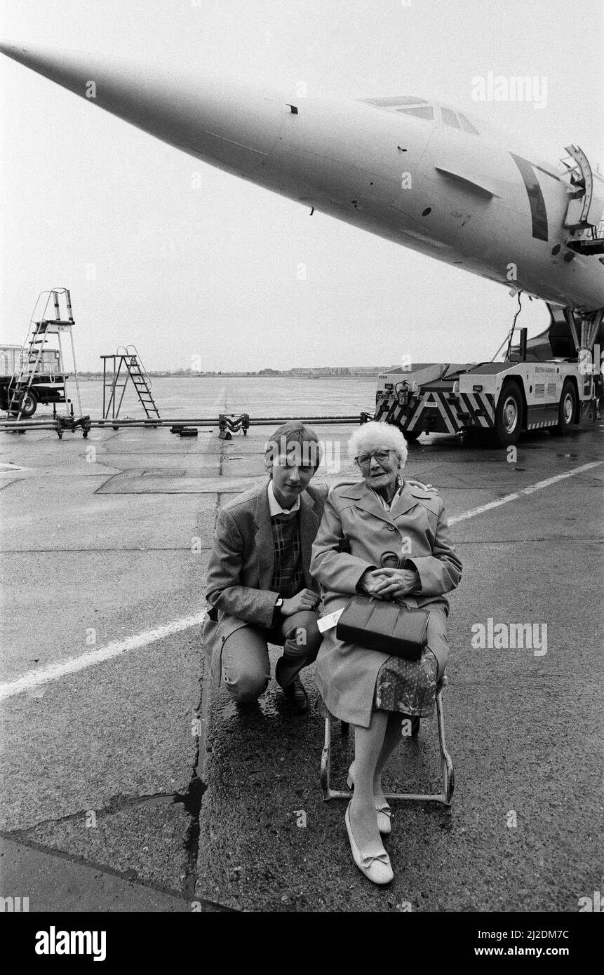 Concorde-Passagiere, die vor einer Concorde stehen. 2.. April 1986. Stockfoto