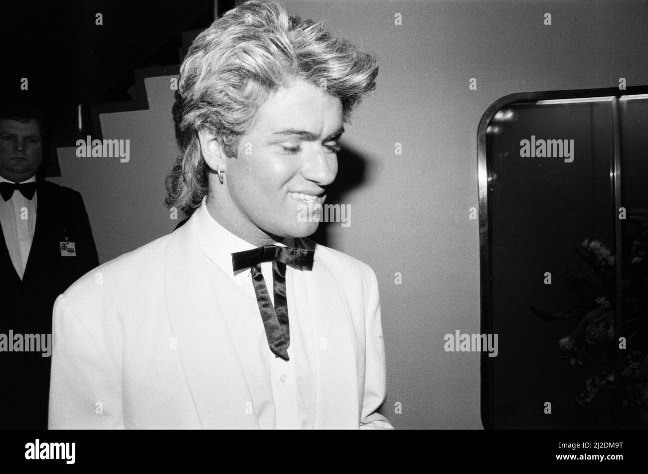 George Michael, Sänger, abgebildet bei den British Phonographic Industry, BPI Awards, aka Brit Awards, im Grosvenor House, London, 12.. Februar 1985. Er erhielt eine Auszeichnung für die beste britische Gruppe, Wham. Stockfoto